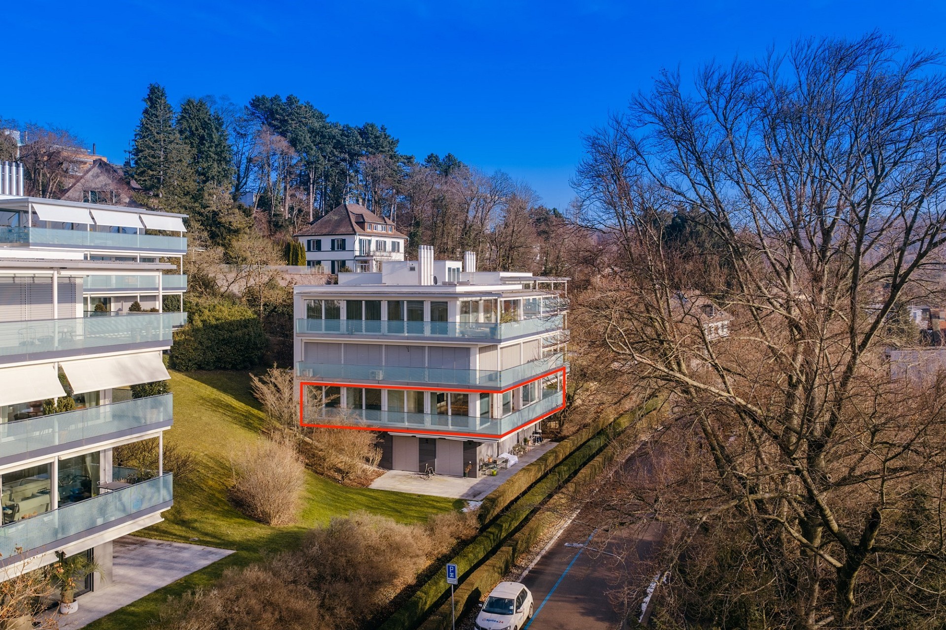 Moderne Wohnanlage mit Balkon und grünem Umfeld