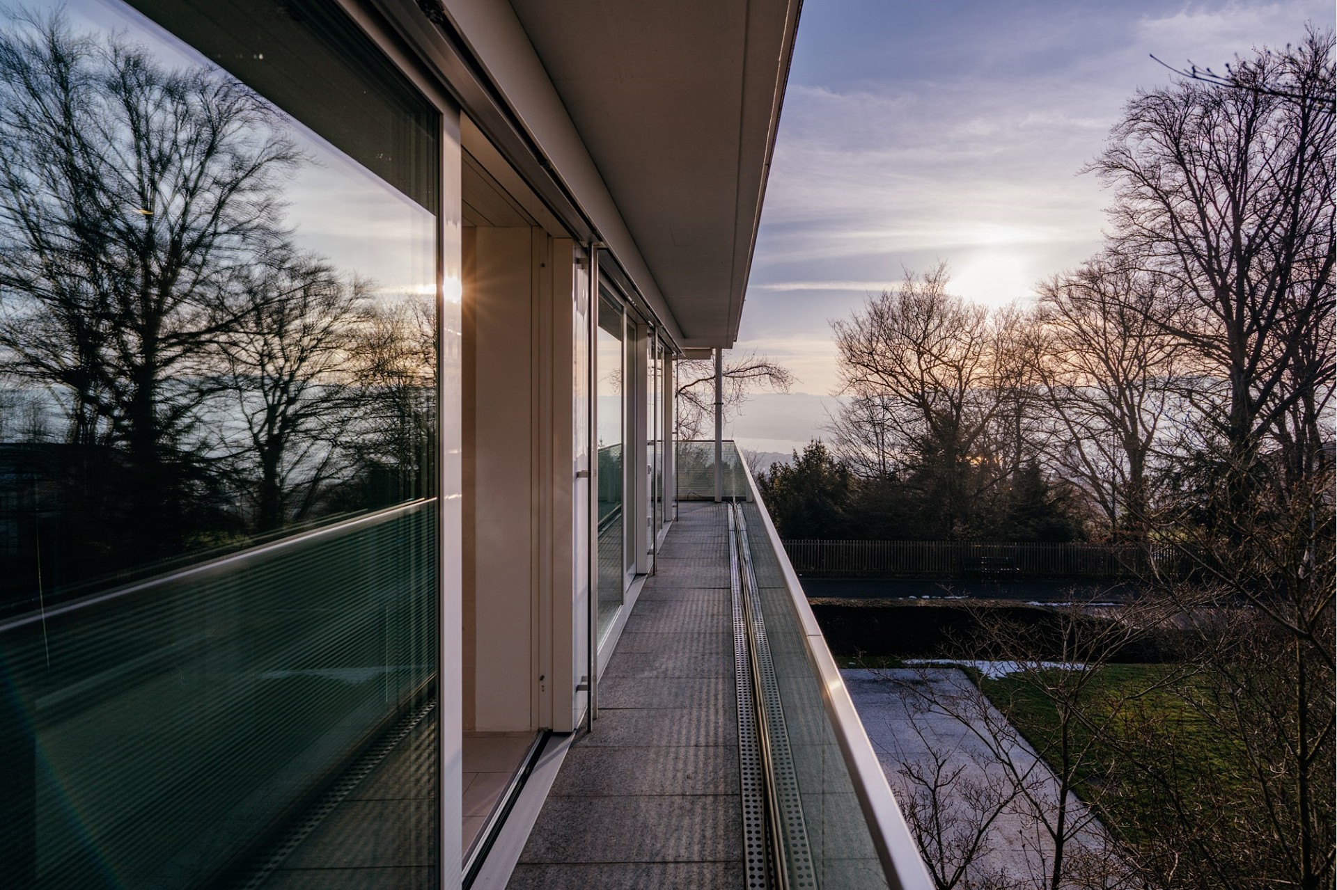 Moderne Balkonansicht mit Weitblick
