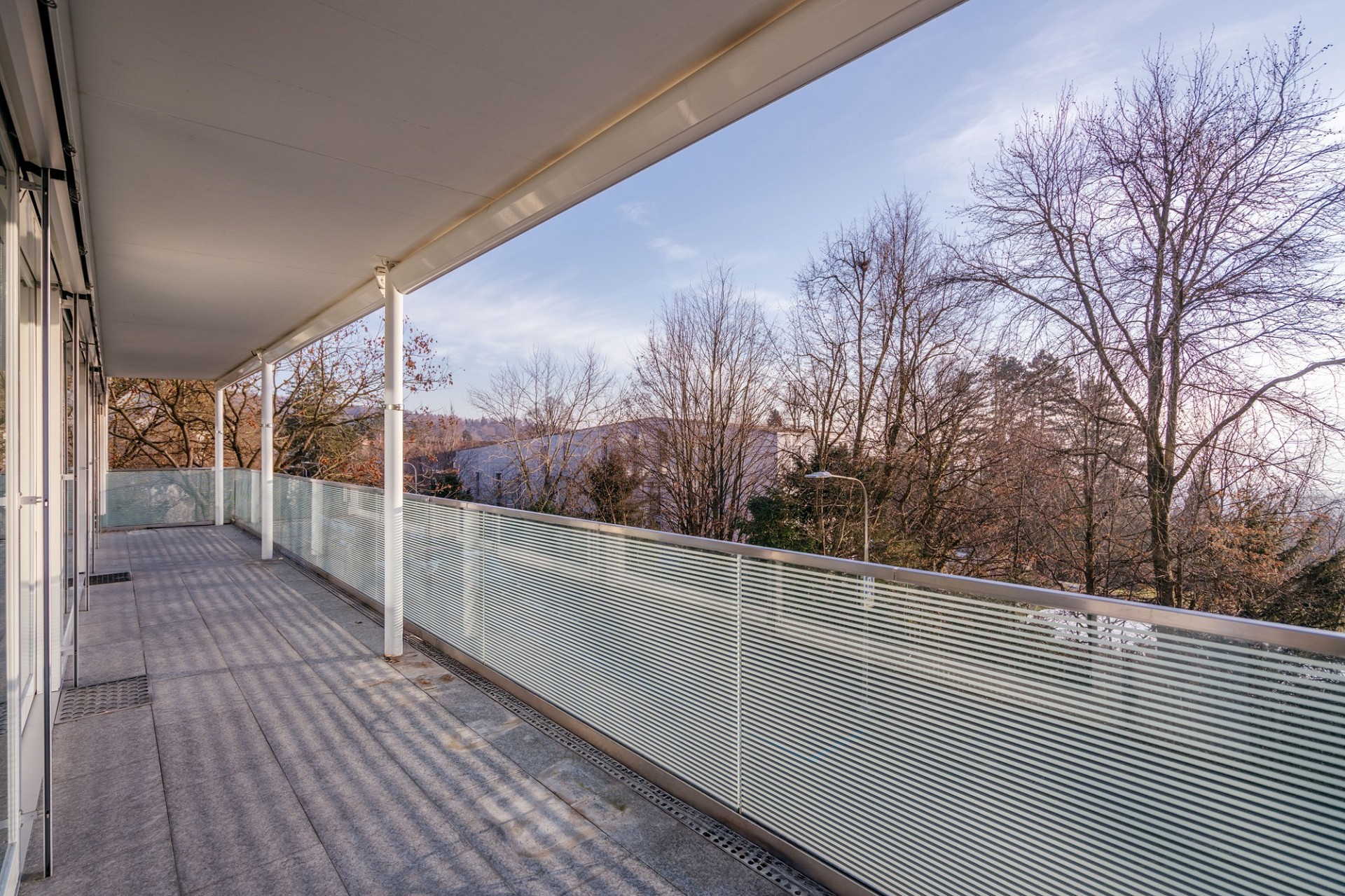 Überdachter Balkon mit Weitblick