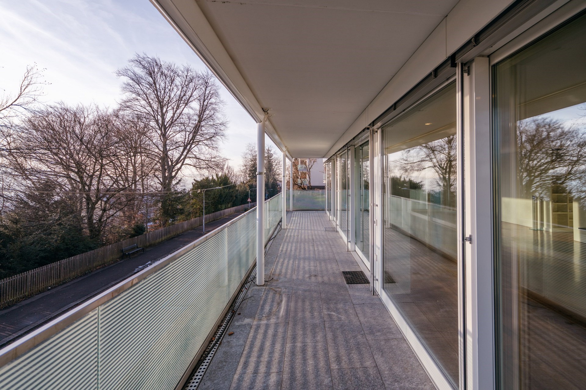 Balkon mit Glasgeländer