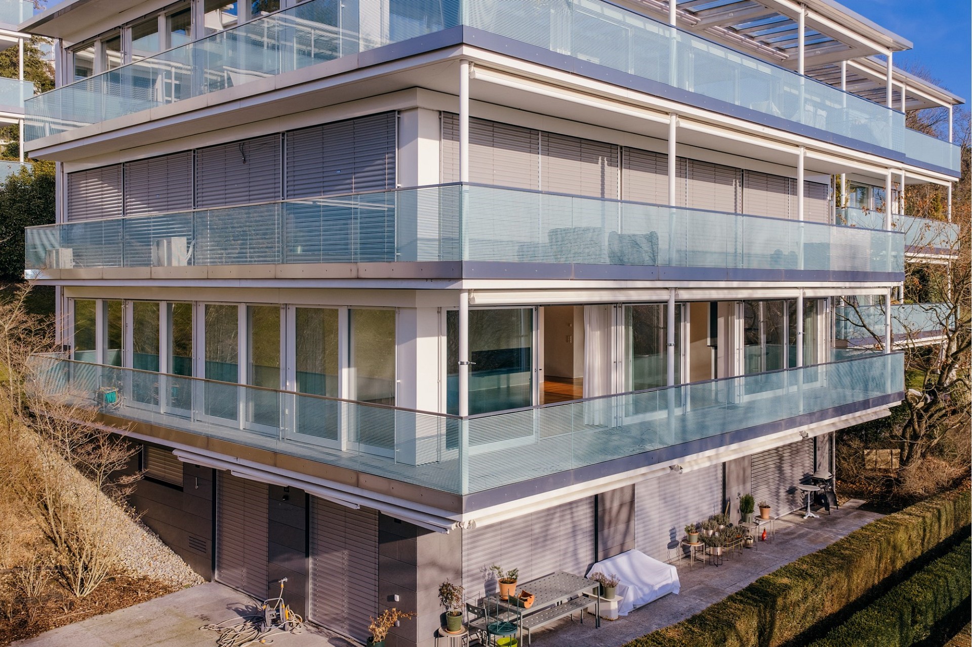 Modernes Mehrfamilienhaus mit Glasbalkonen