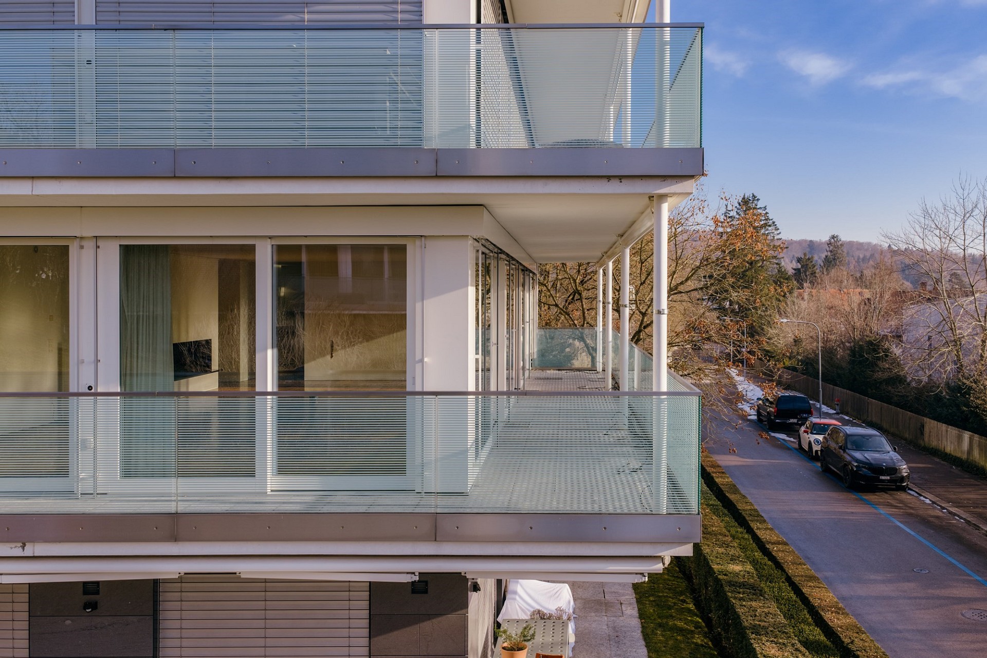 Moderne Außenansicht eines Mehrfamilienhauses mit Balkon