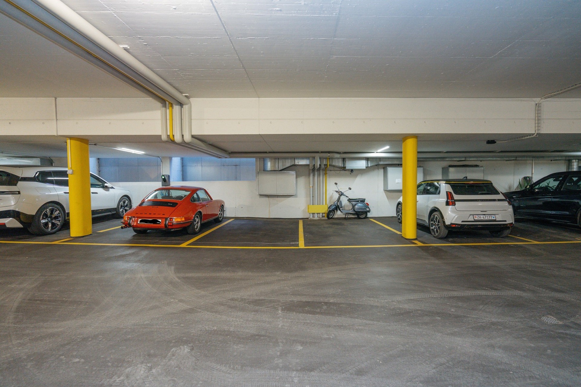 Tiefgarage mit Stellplätzen