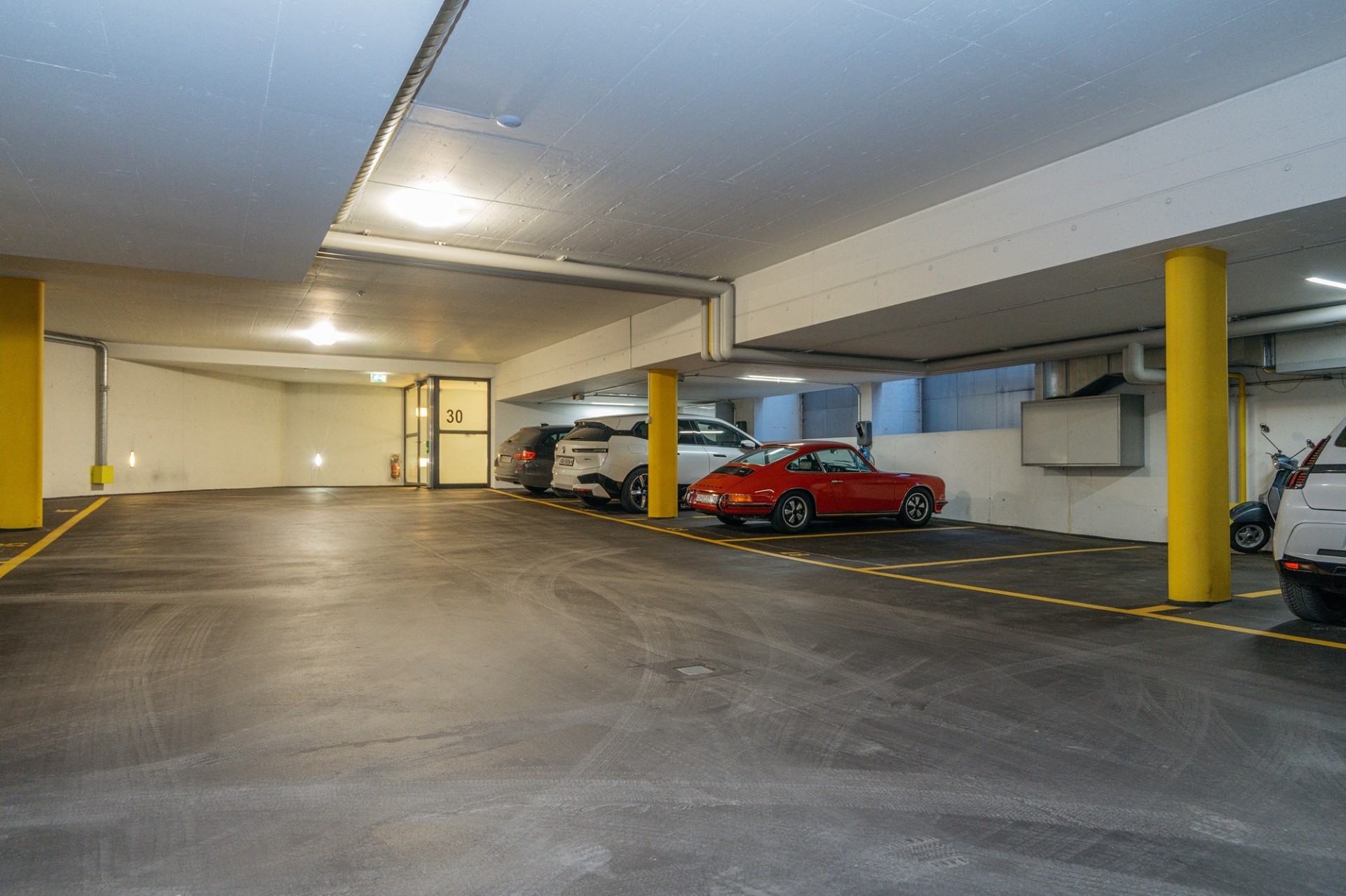 Tiefgaragenstellplatz mit mehreren Fahrzeugen