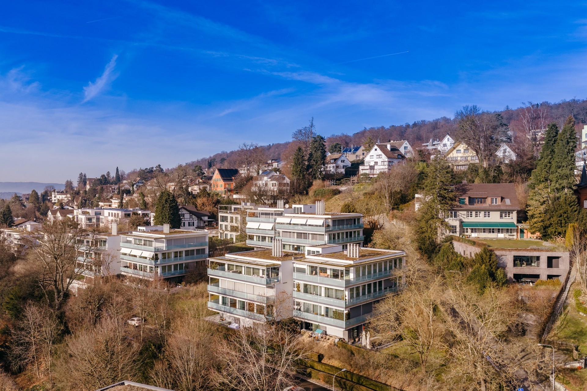 Luftaufnahme eines modernen Wohnquartiers am Hang