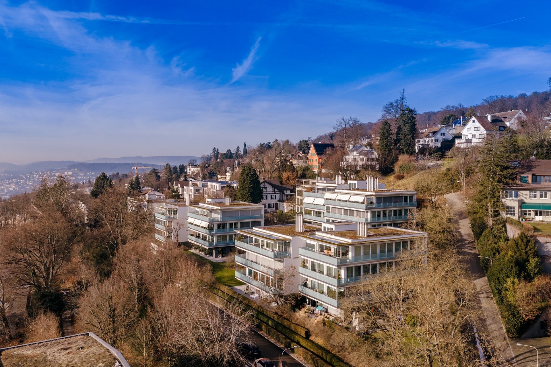Luftaufnahme moderner Wohnanlagen in Hanglage