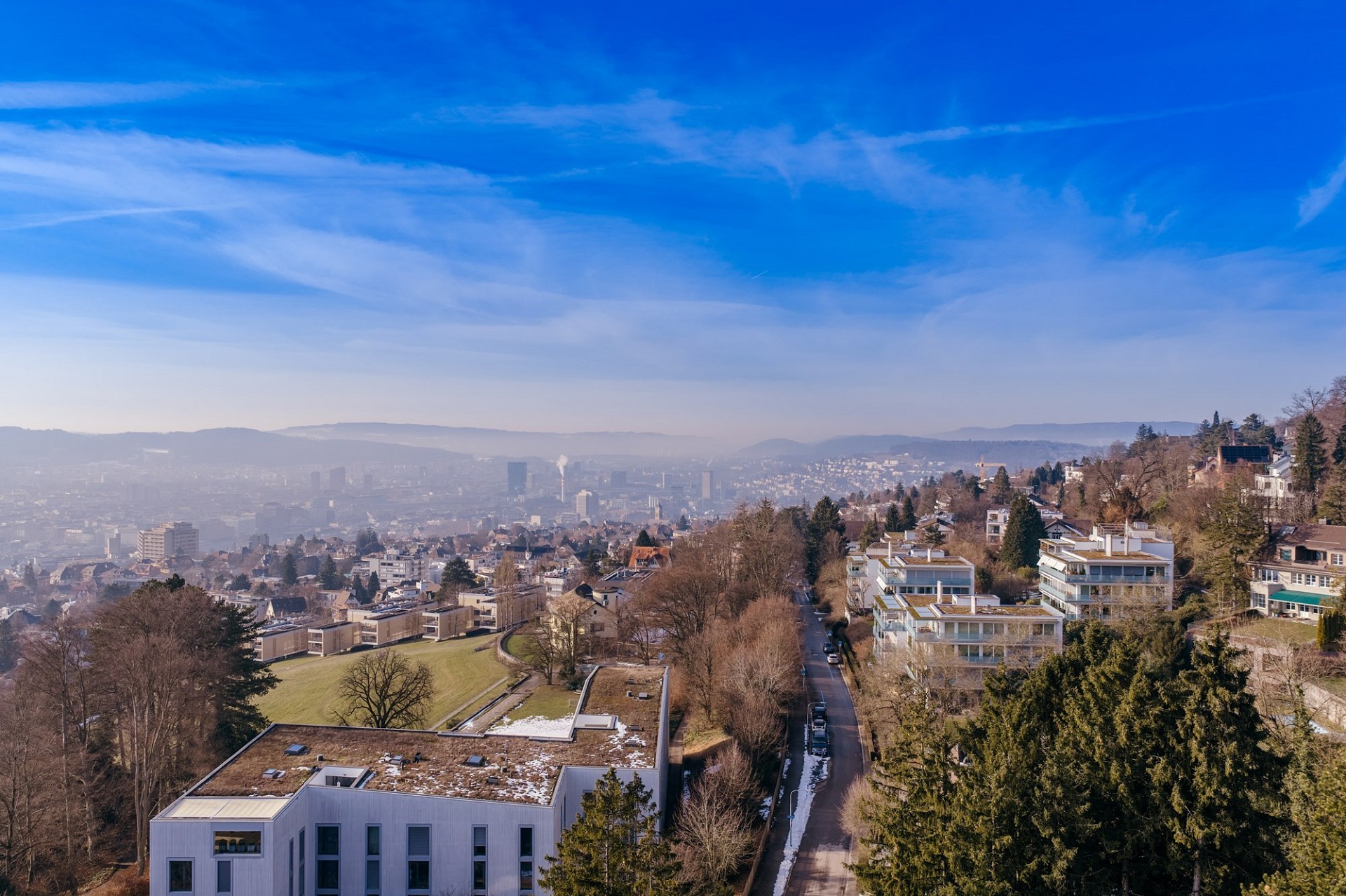 Stadt- und Hügellandschaft mit Weitblick