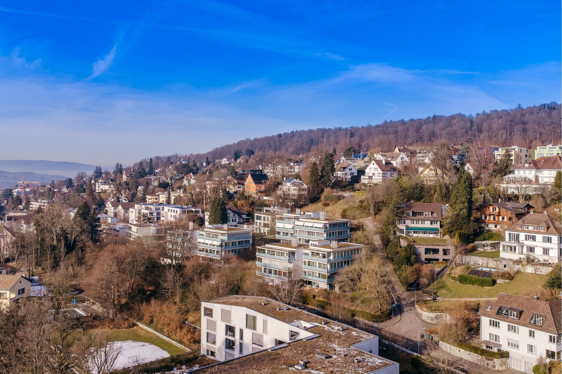 Städtische Hanglage mit Wohnhäusern