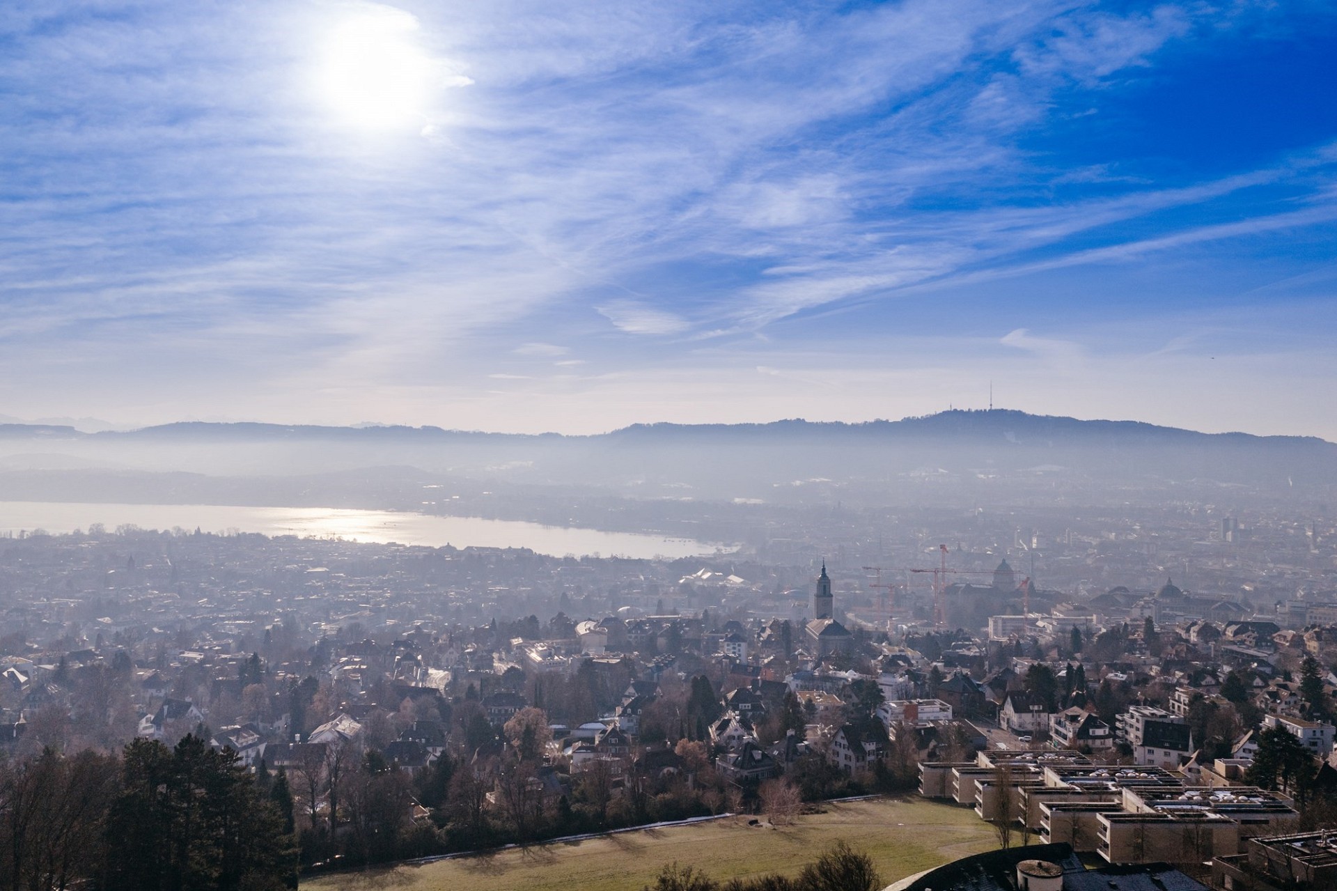 Stadtpanorama mit See und Hügellandschaft