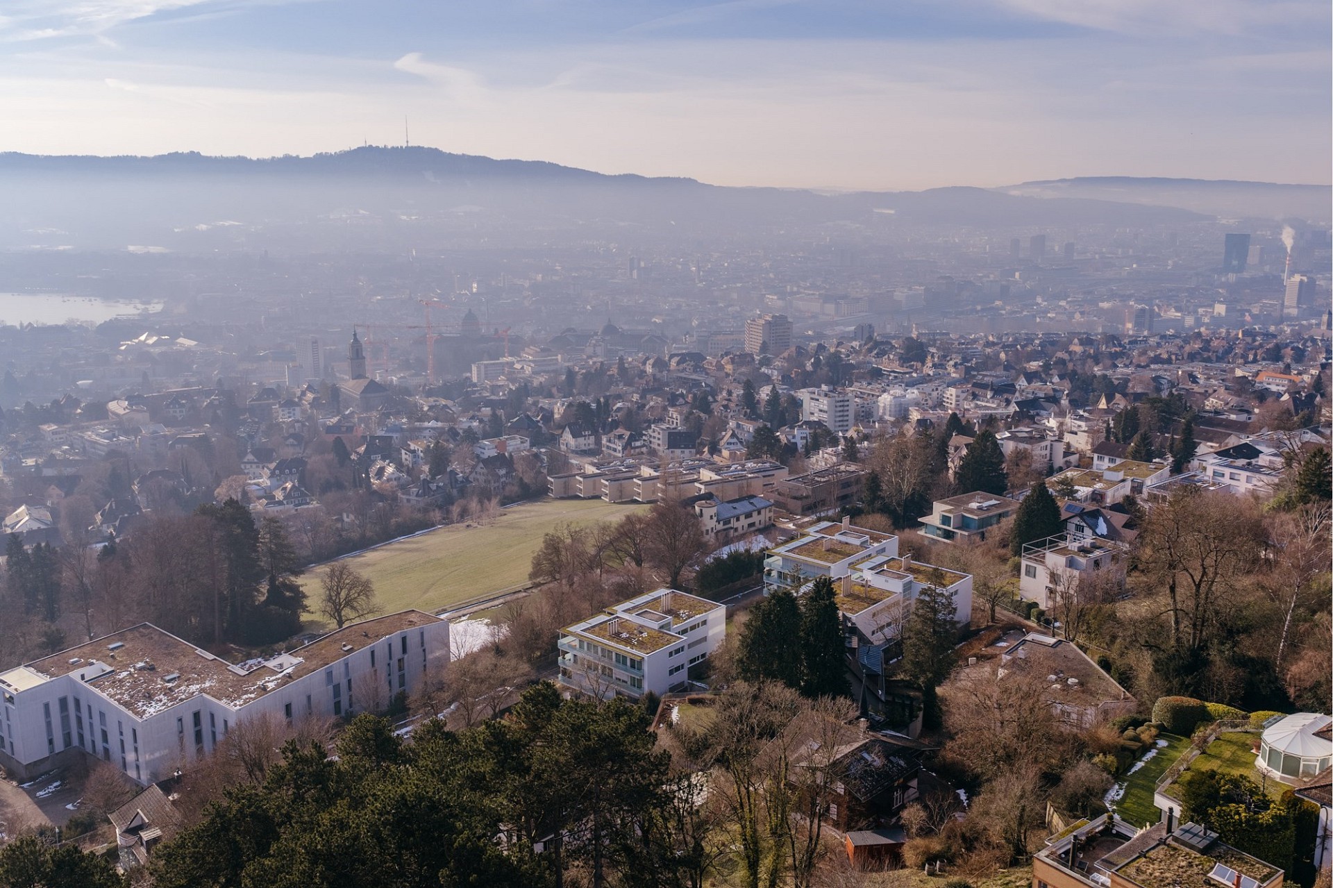 Panoramablick über eine Stadt mit Hügeln und Wohngebieten