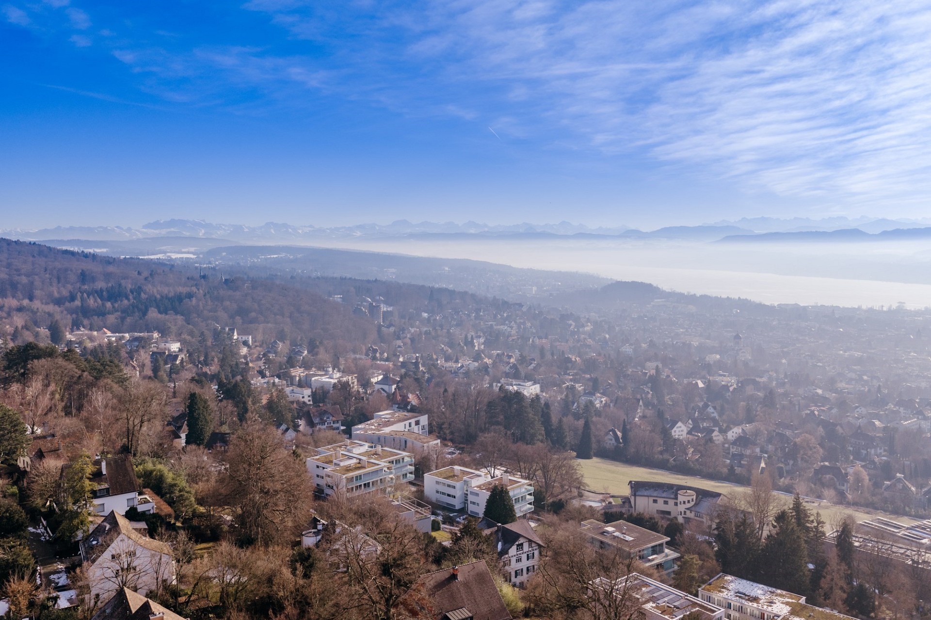 Panoramablick über Stadt, See und Berge