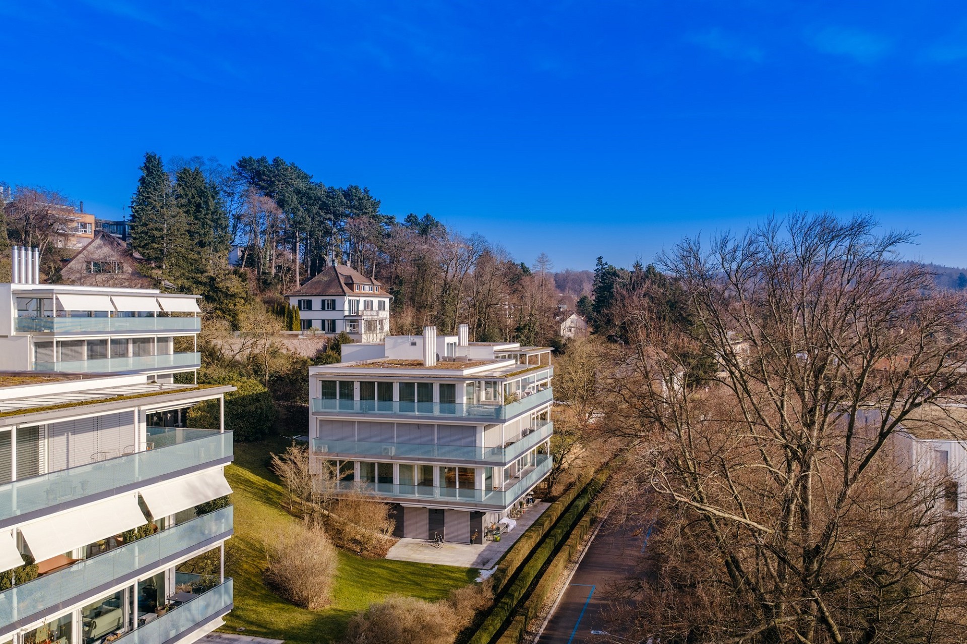 Moderne Wohnanlage in grüner Hanglage