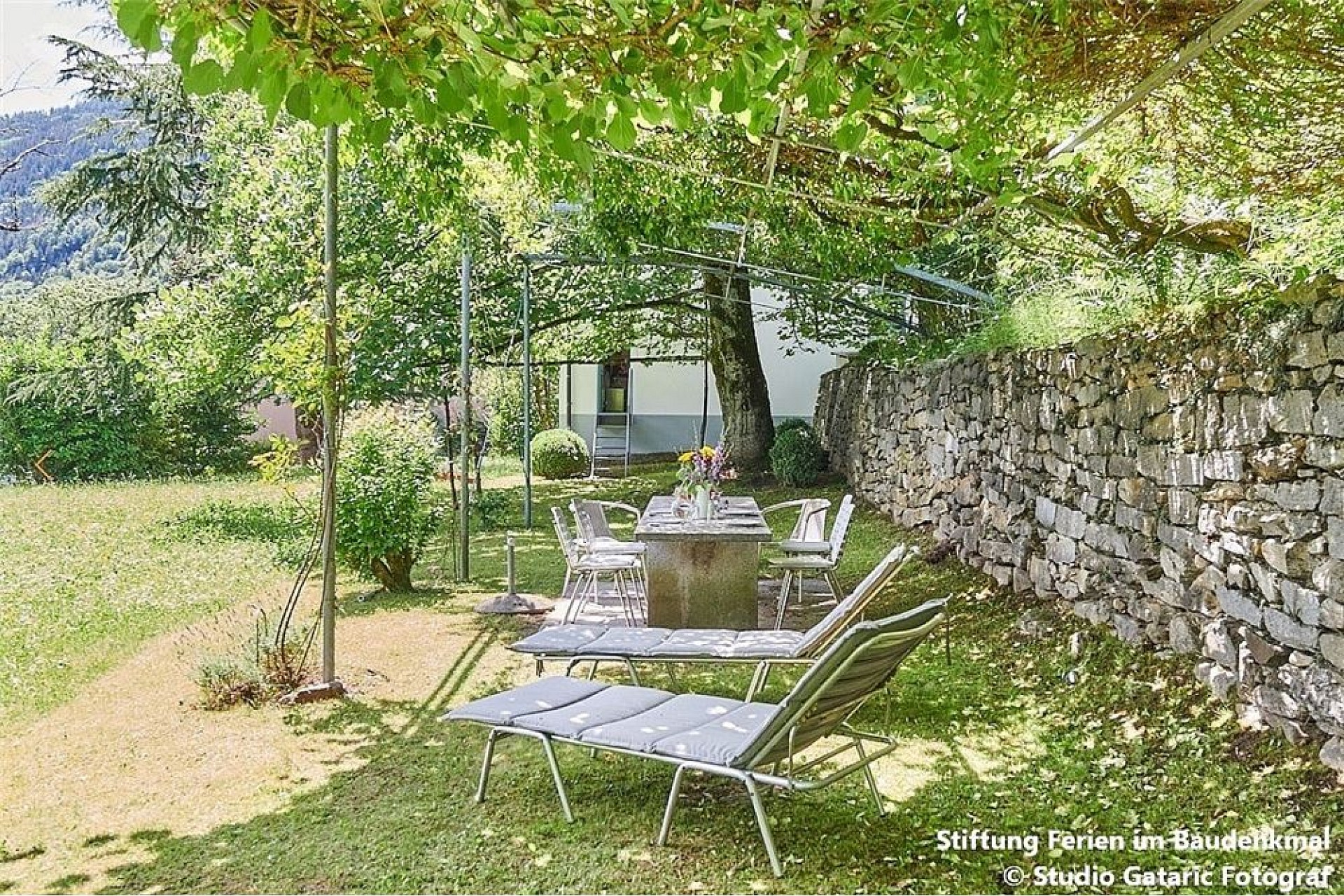 Garten mit Sitzplatz im Schatten