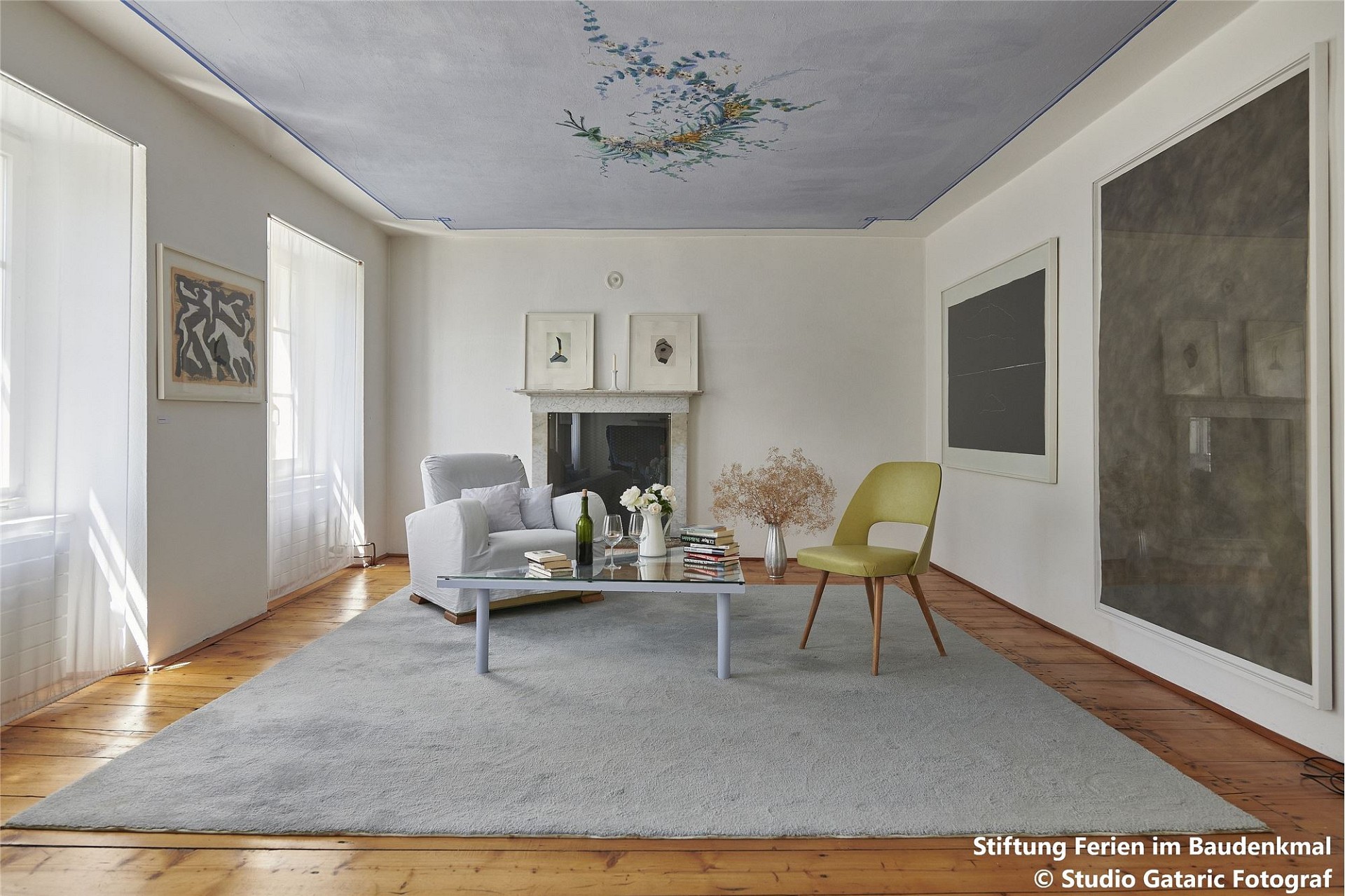 Helles Wohnzimmer mit Kamin und Kunst