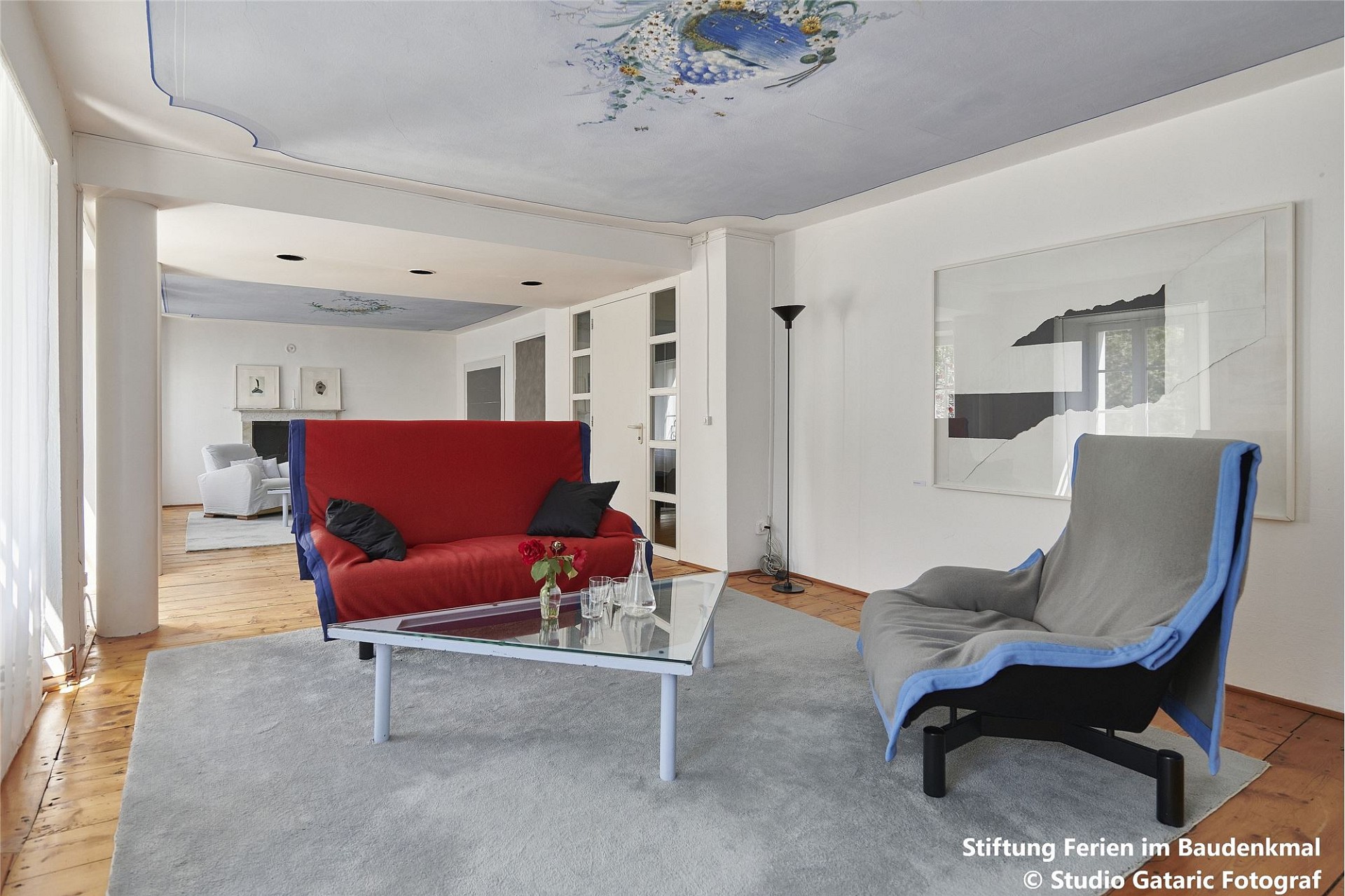 Großzügiges Wohnzimmer mit farbigen Sesseln