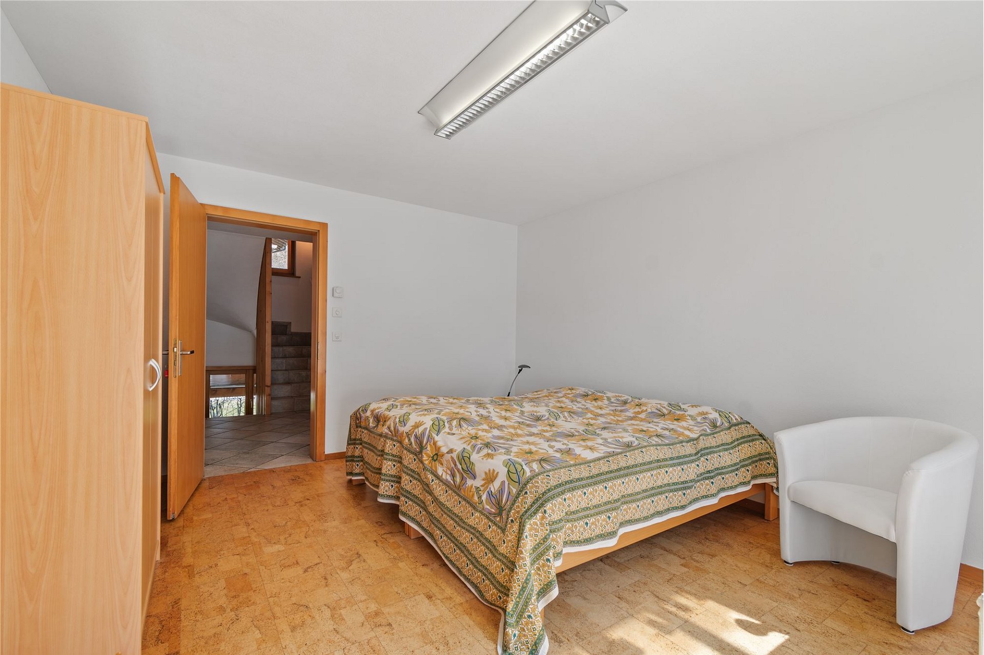 Schlafzimmer mit einfacher Möblierung