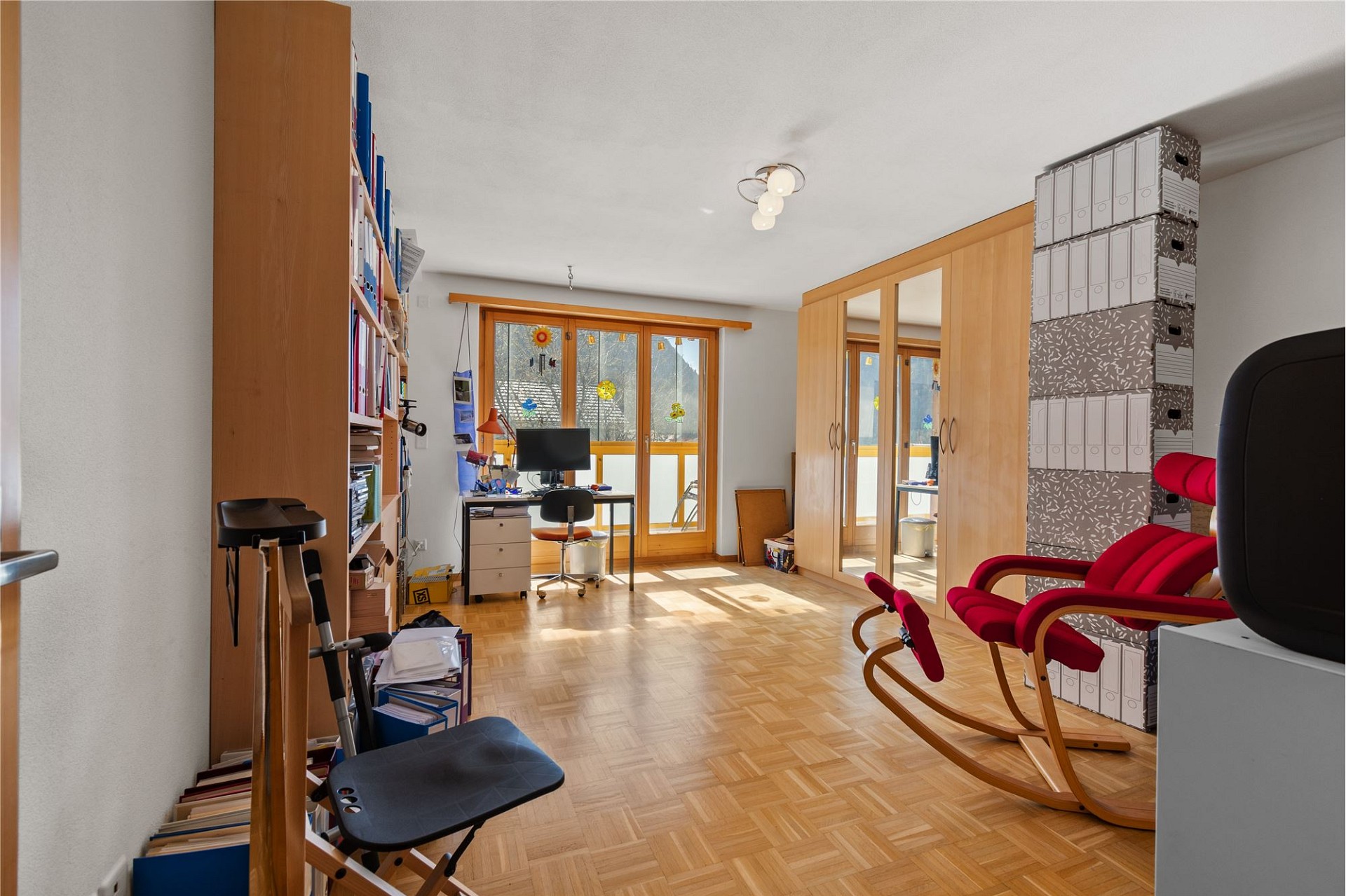 Arbeits- bzw. Hobbyzimmer mit Balkonzugang