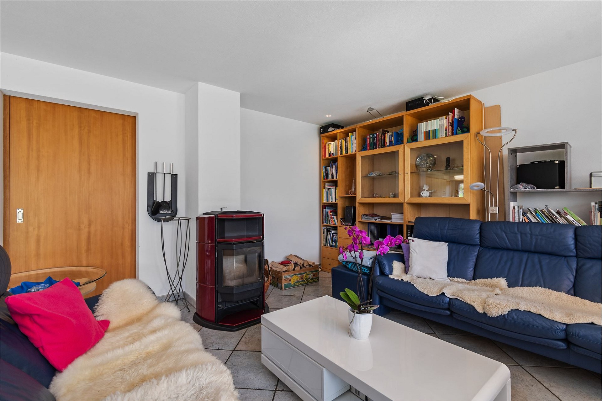 Wohnzimmer mit Kaminofen und Bücherregal