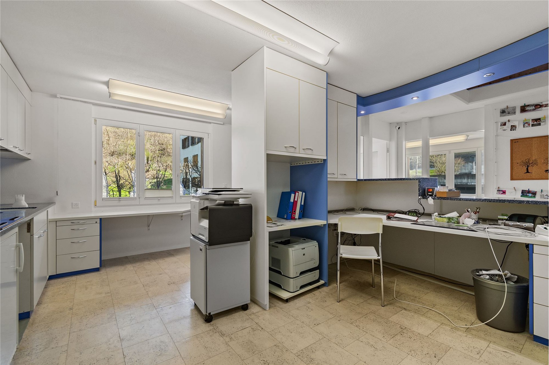 Büro mit Küchenzeile und Schreibtischbereich