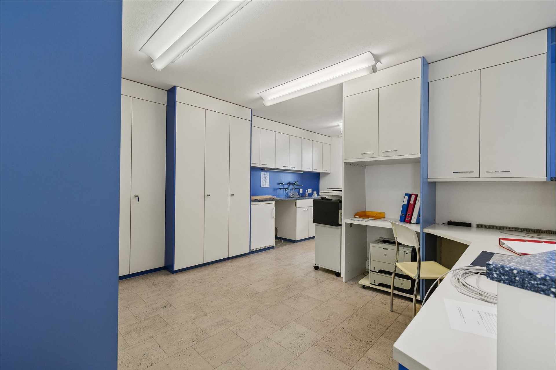 Büro- oder Archivraum mit Einbauten