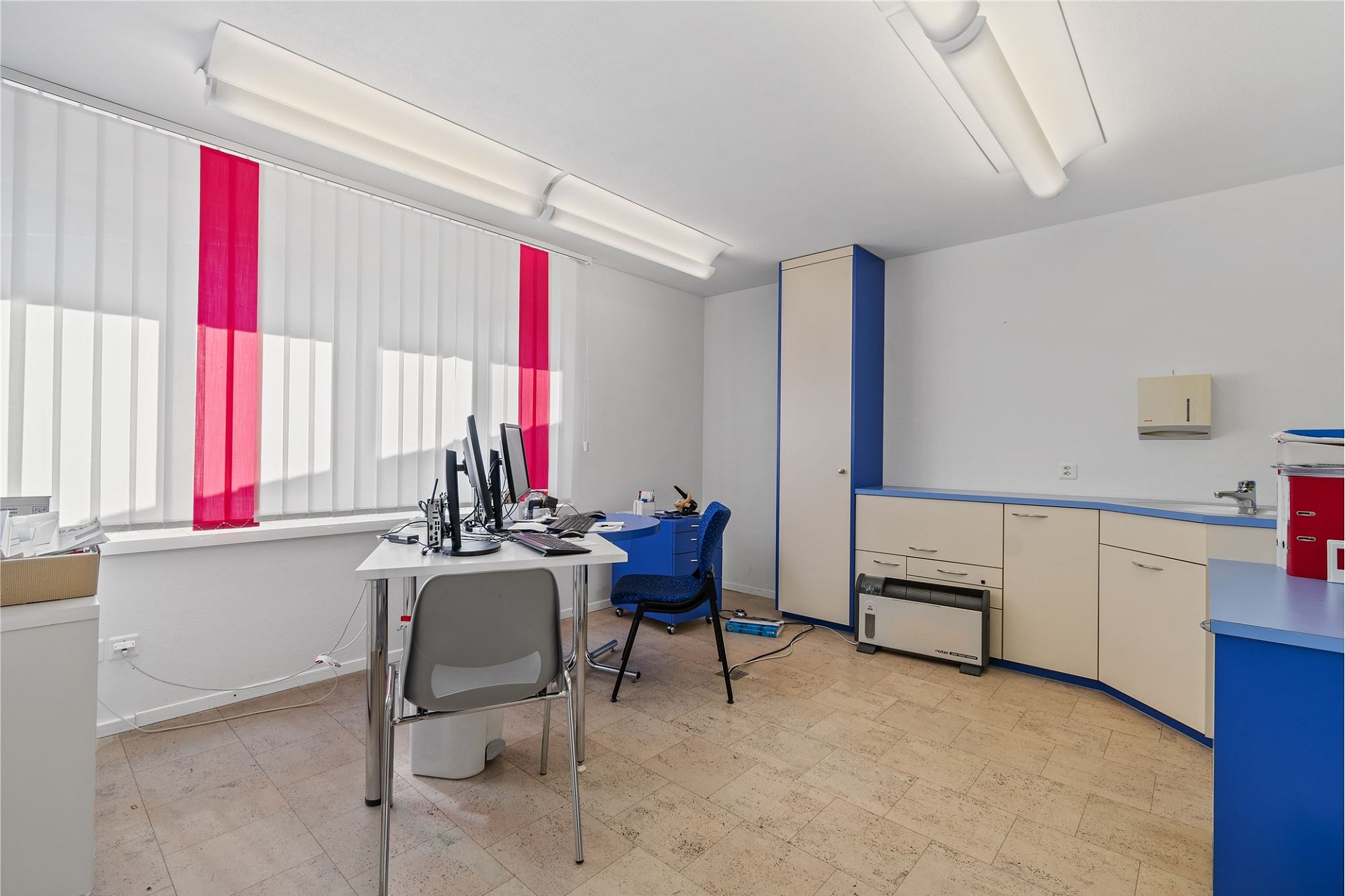 Büro- bzw. Praxisraum mit Fensterfront und Einbauten