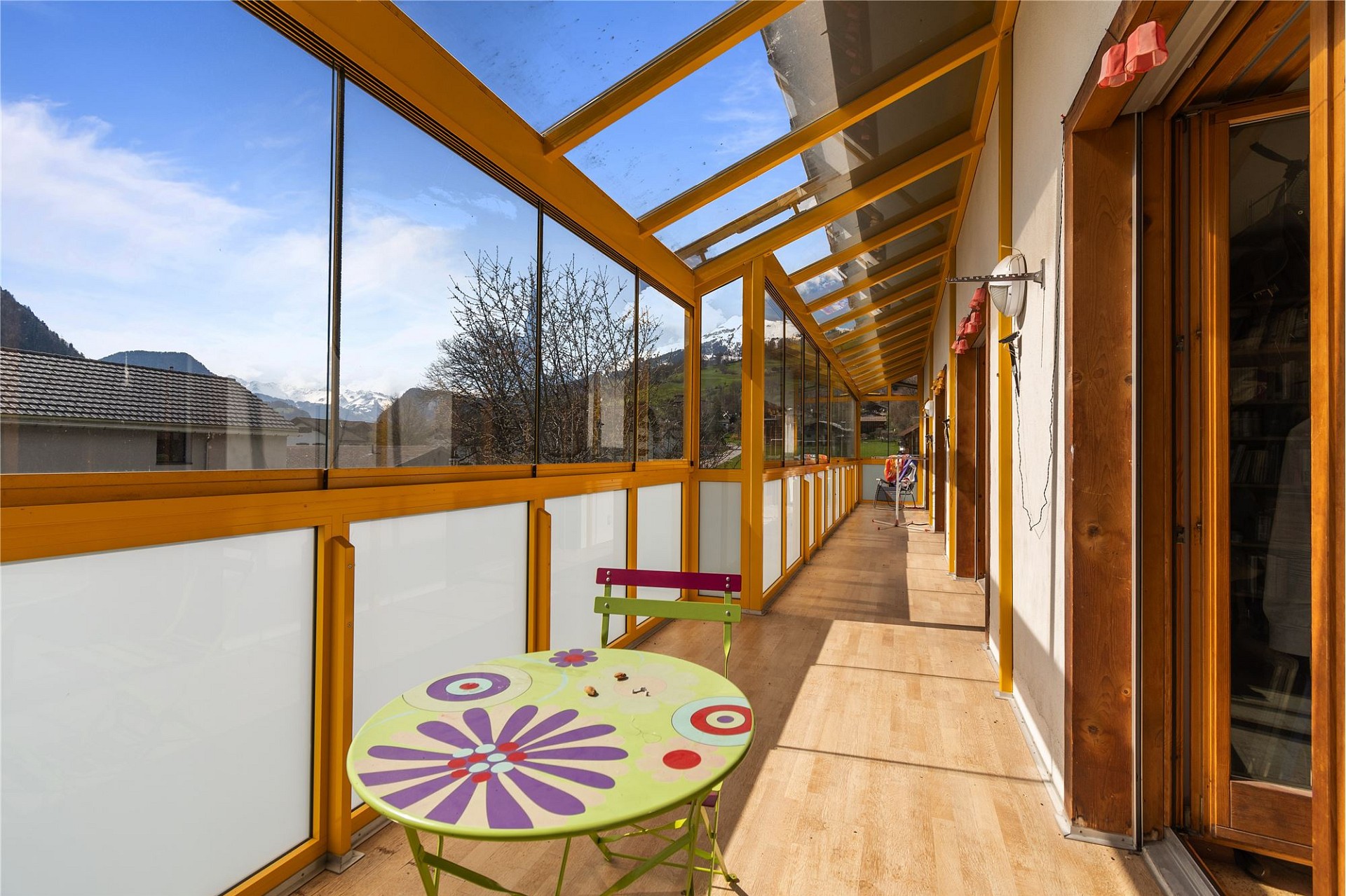 Verglaste Loggia mit Bergblick