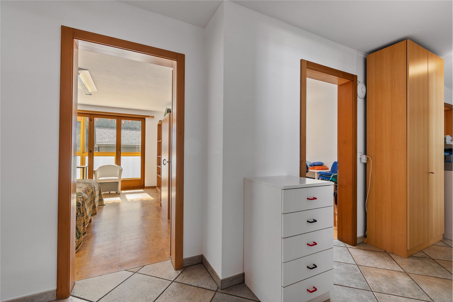 Flur mit Blick in zwei Zimmer