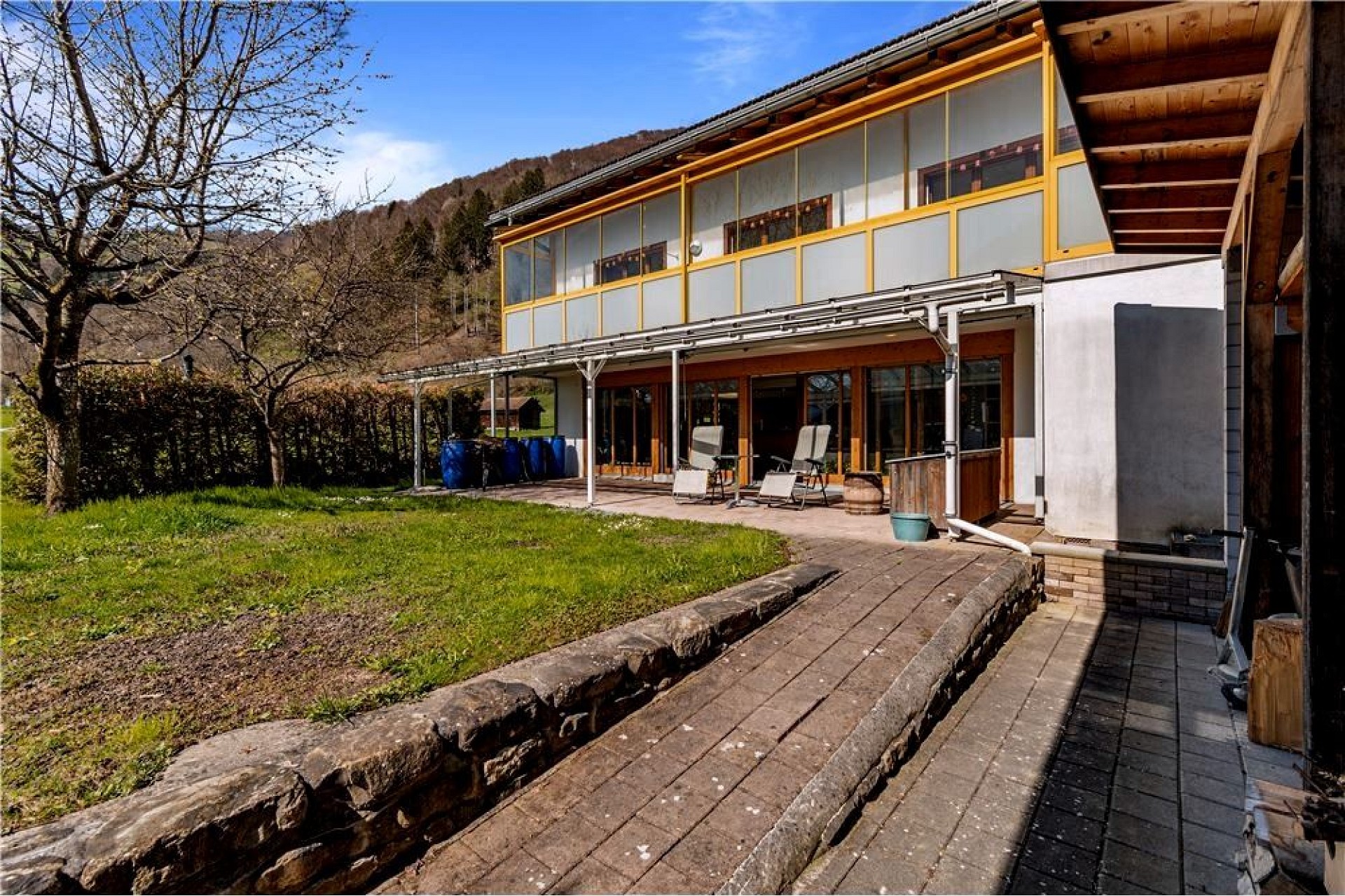Modernes Haus mit Terrasse und Garten