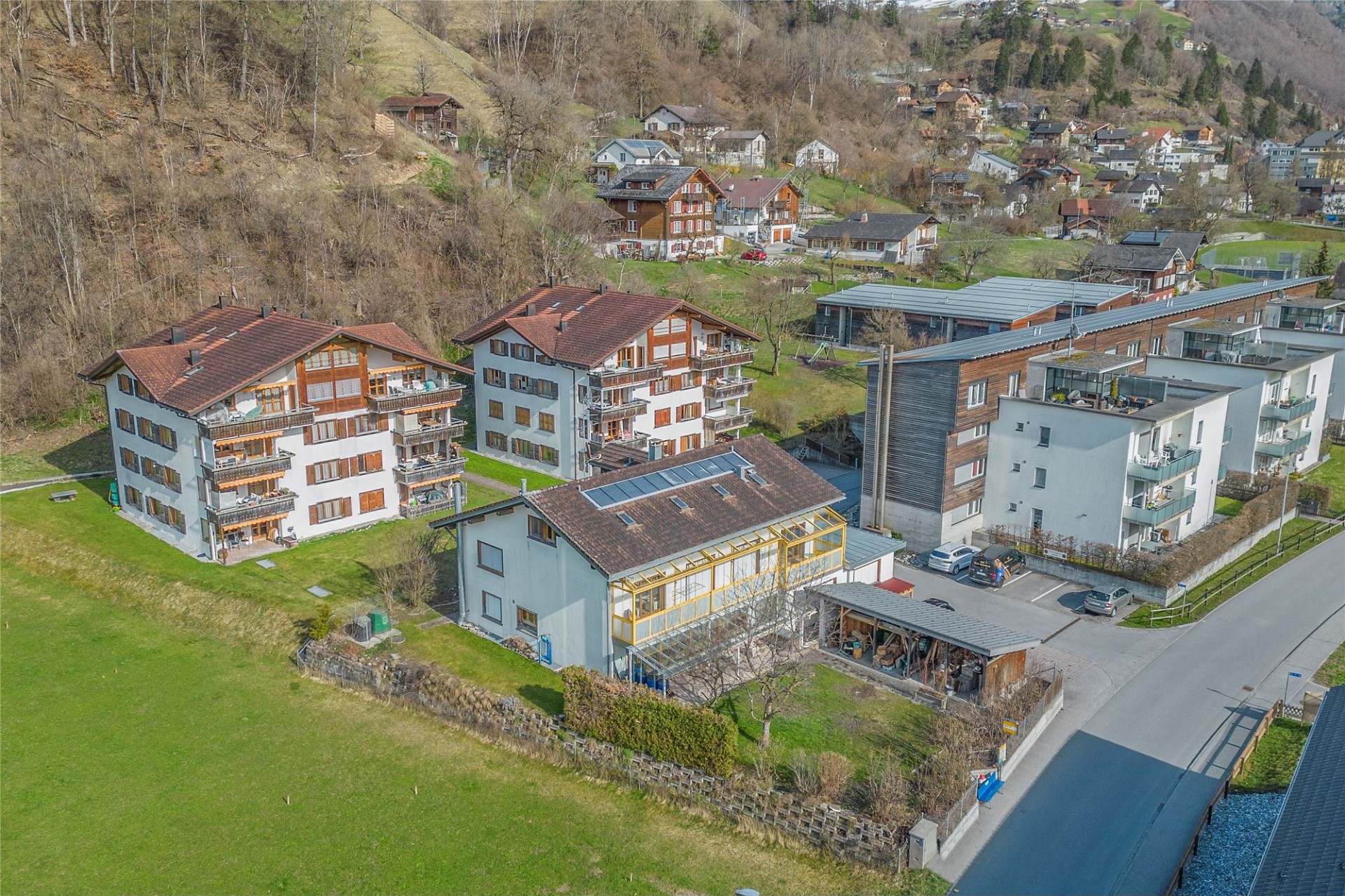 Luftaufnahme einer Wohnanlage in Hanglage