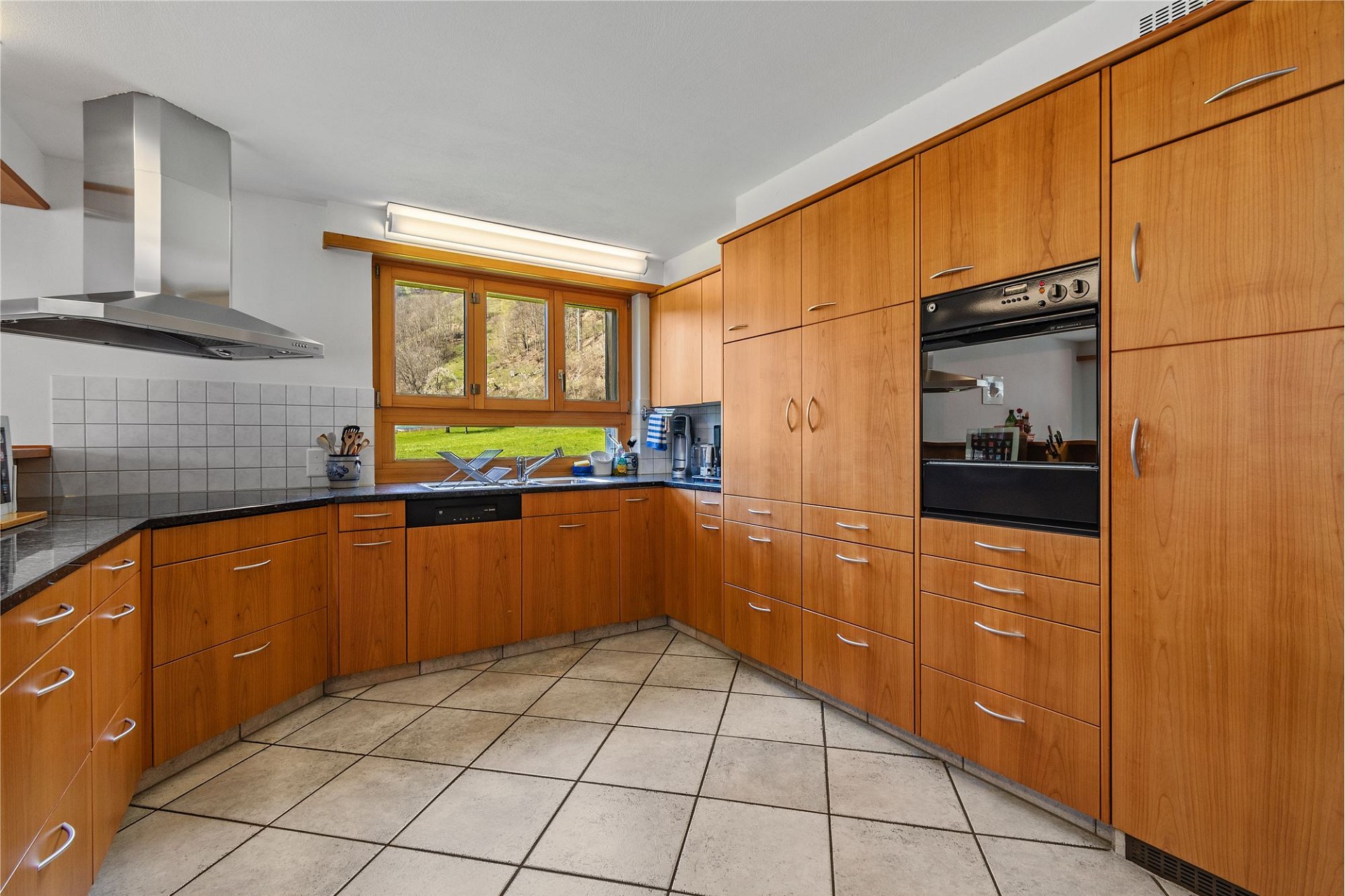 Geräumige Einbauküche mit Holzfronten