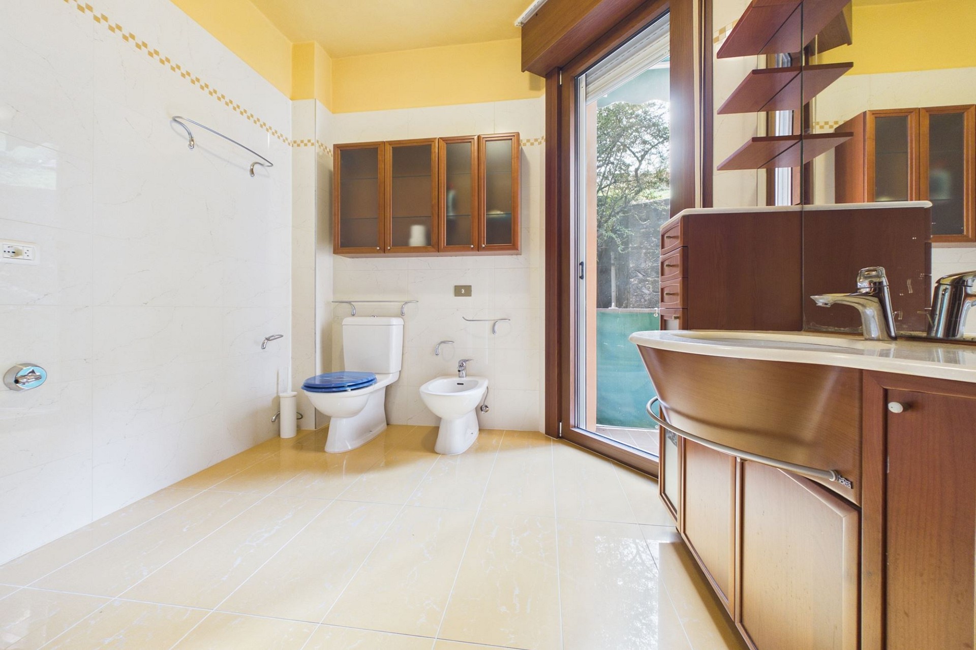 Badezimmer mit Bidet und Dachfenster