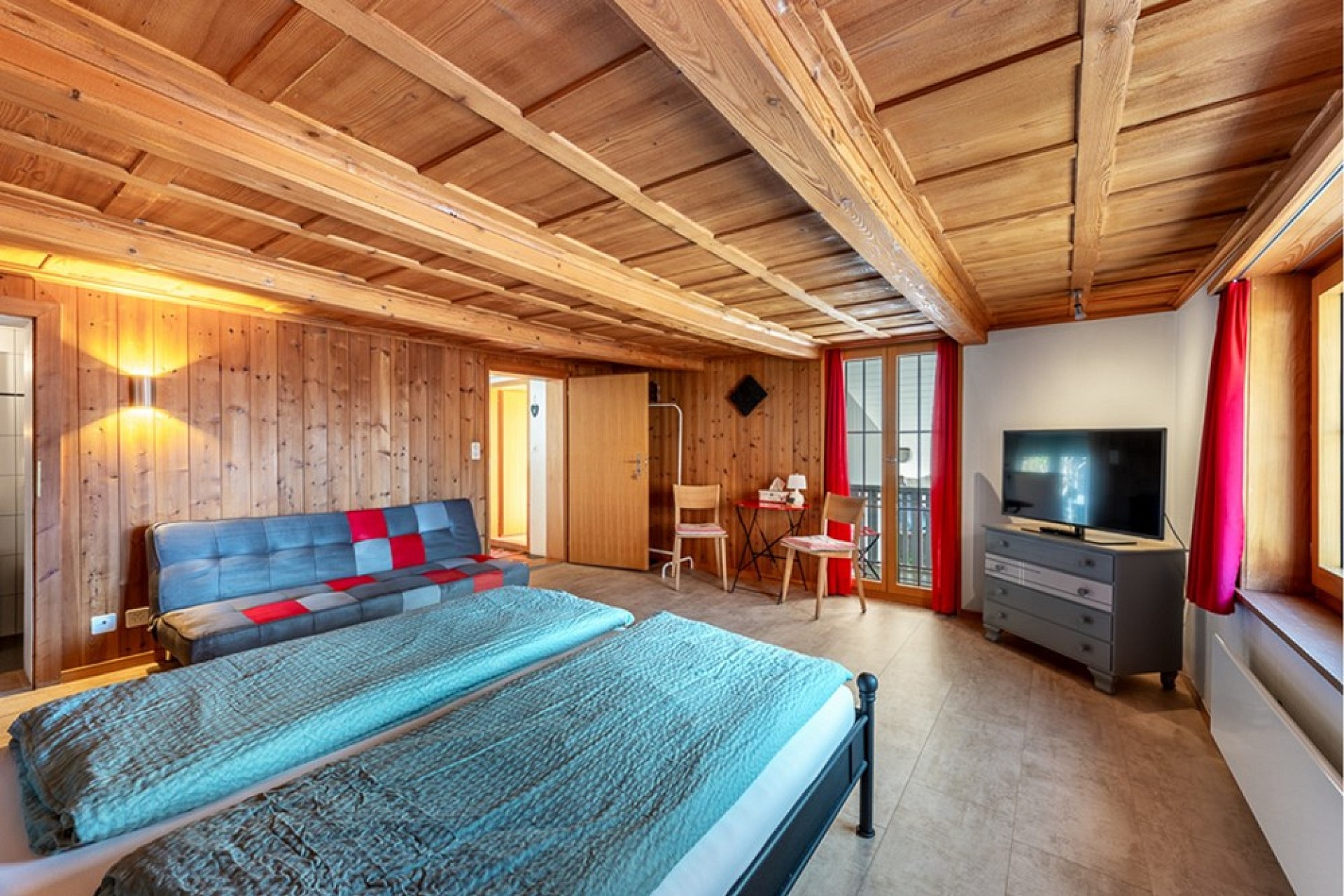 Gemütliches Schlafzimmer mit Holzvertäfelung