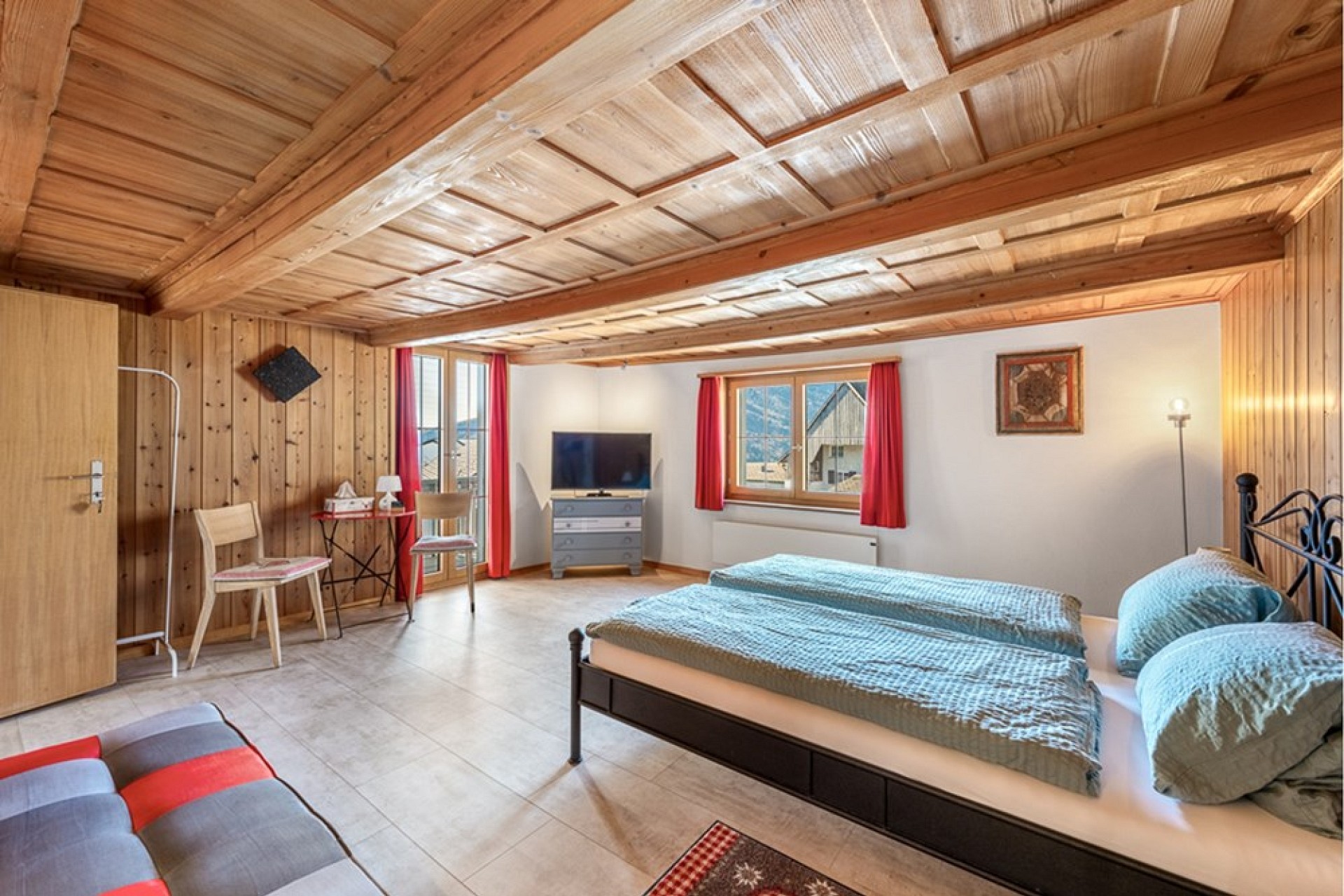 Rustikales Schlafzimmer mit Holzausbau