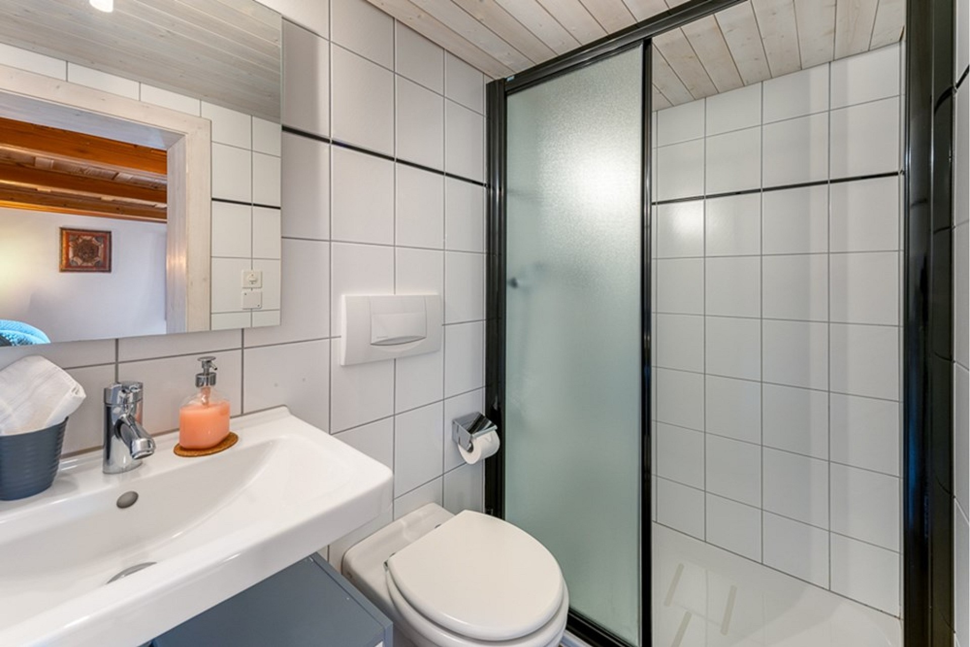 Modernes Badezimmer mit Dusche und WC