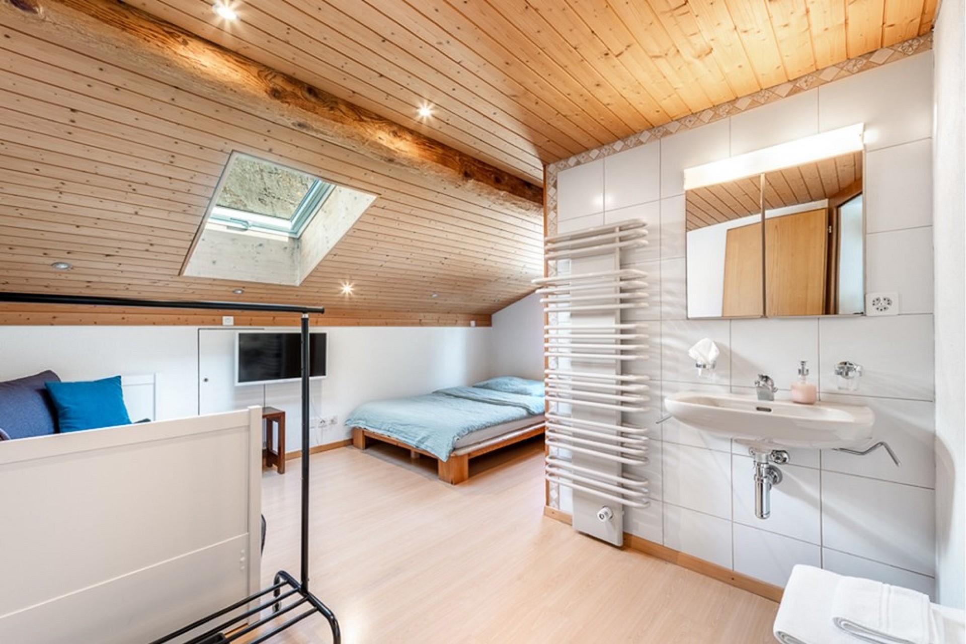 Helles Dachzimmer mit integriertem Bad