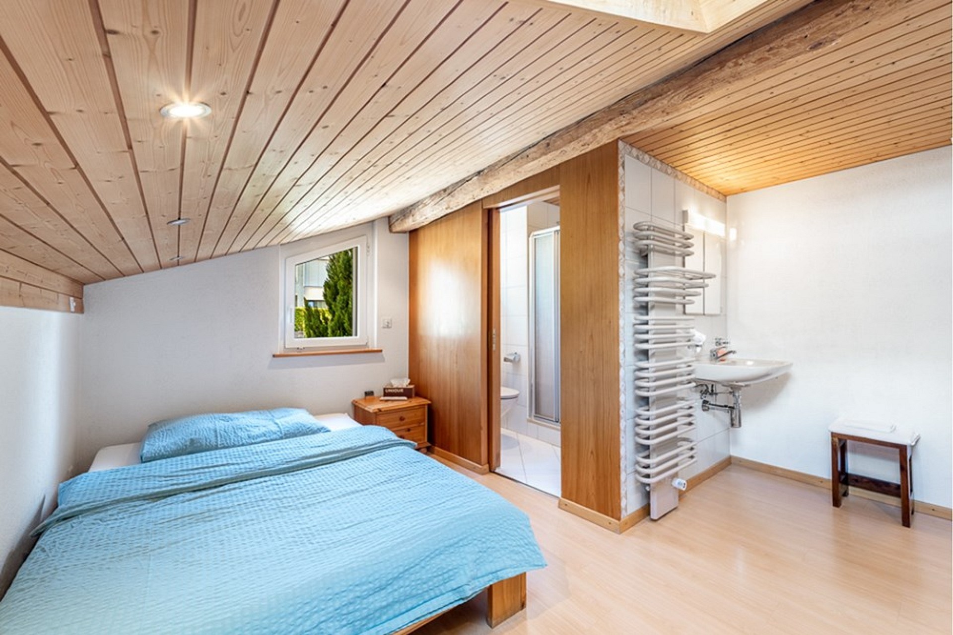 Schlafzimmer mit integriertem Bad