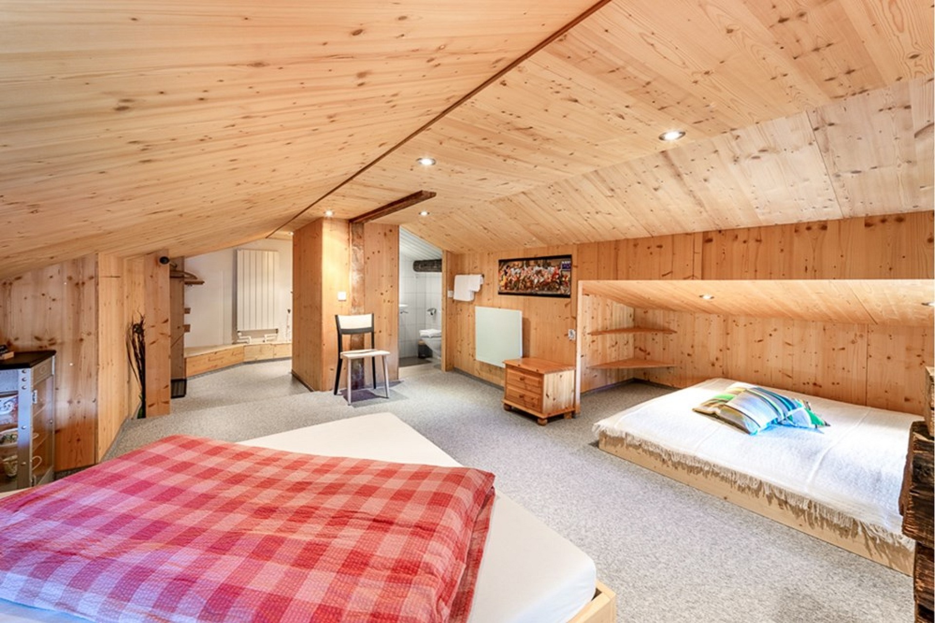 Gemütliches Dachgeschoss-Schlafzimmer mit Holzverkleidung