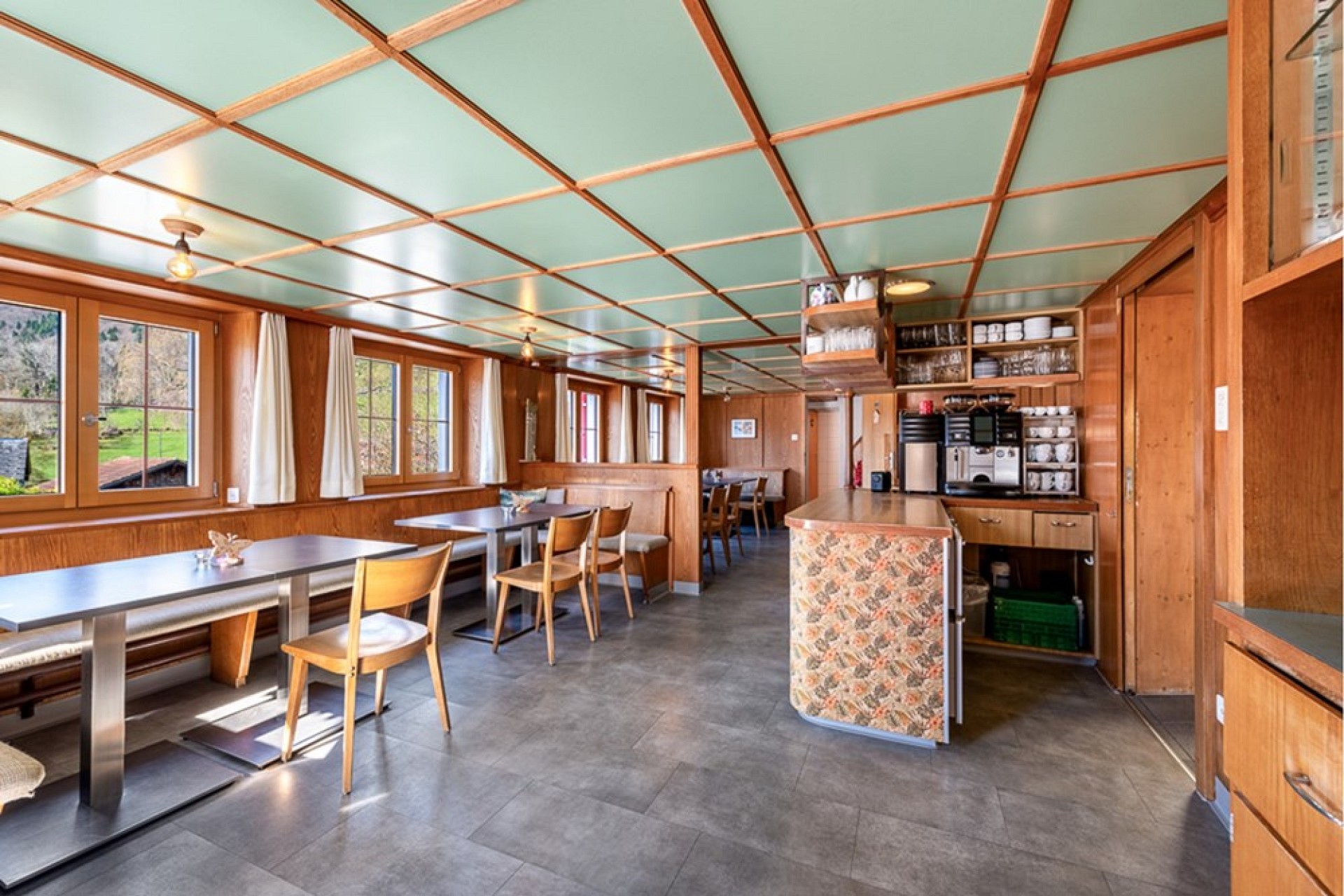 Holzvertächterter Gastronomie-/Aufenthaltsraum