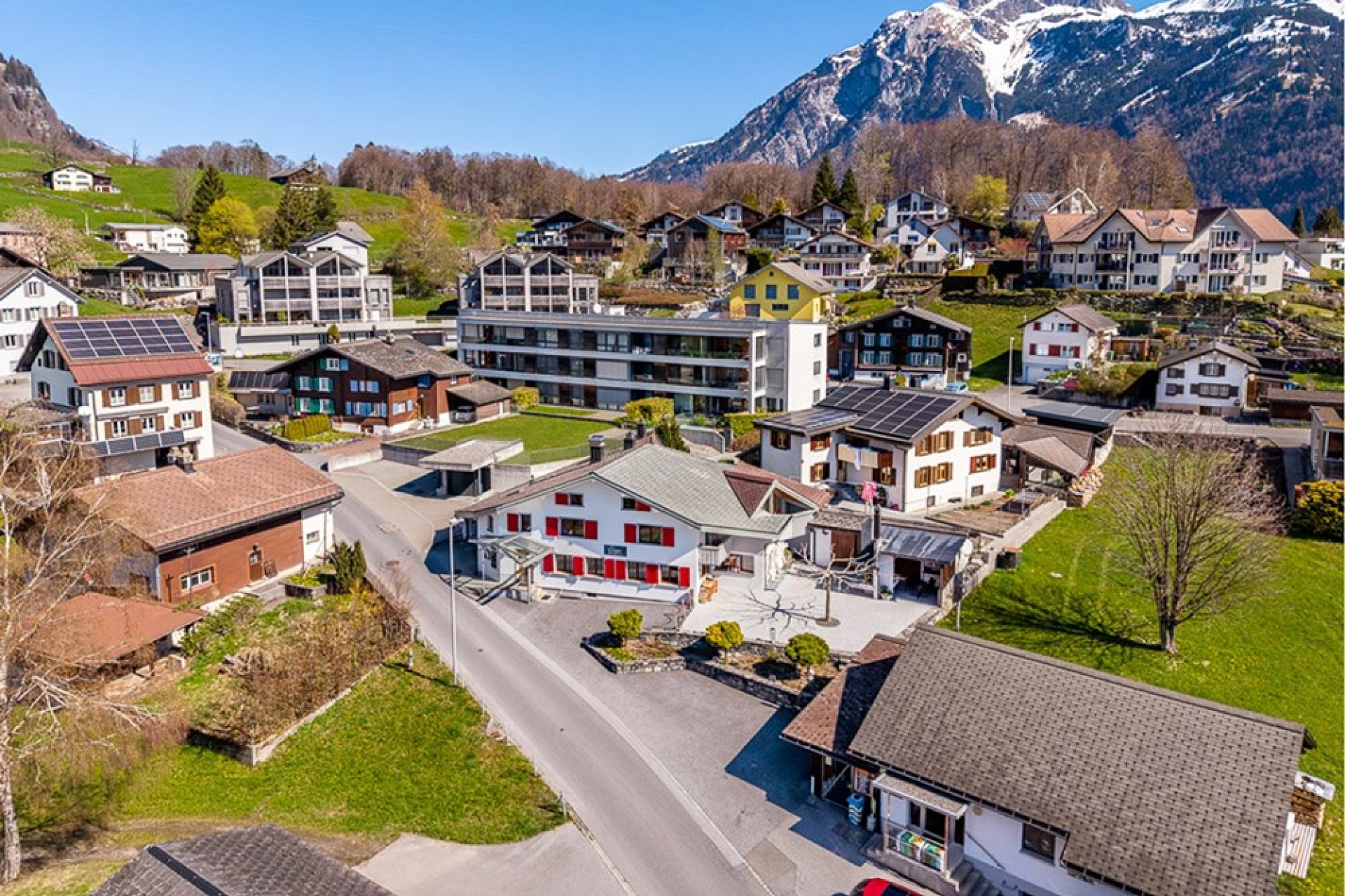 Luftaufnahme eines alpinen Wohngebiets