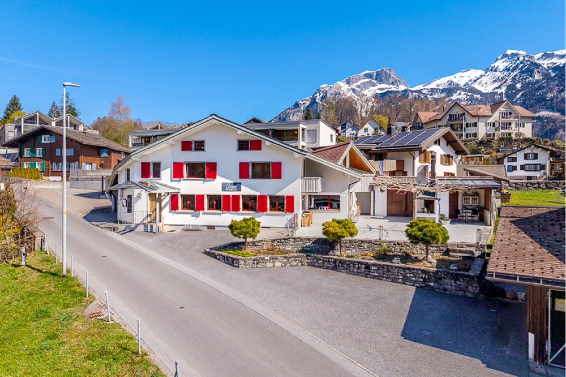 Alpenhaus mit roten Fensterläden
