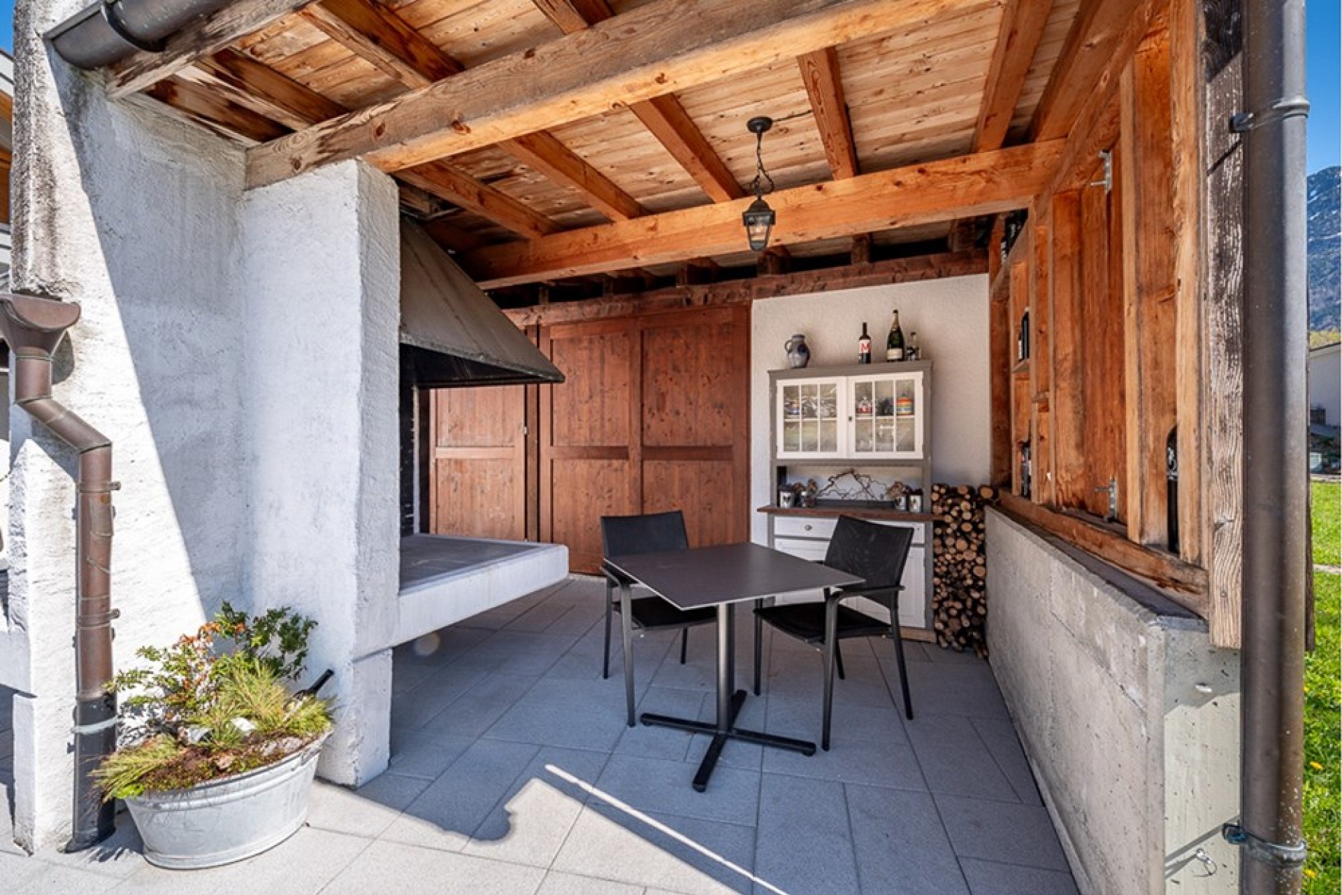 Überdachte Terrasse mit Essbereich