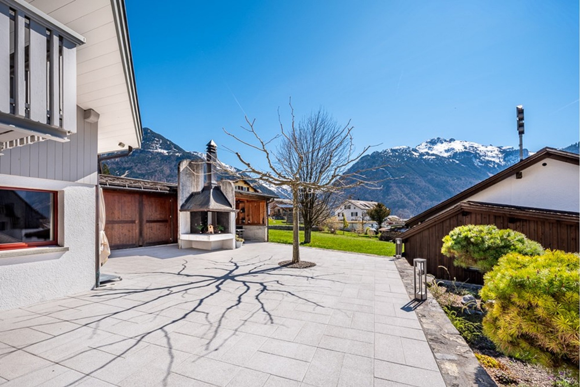 Alpen-Terrasse mit Bergblick