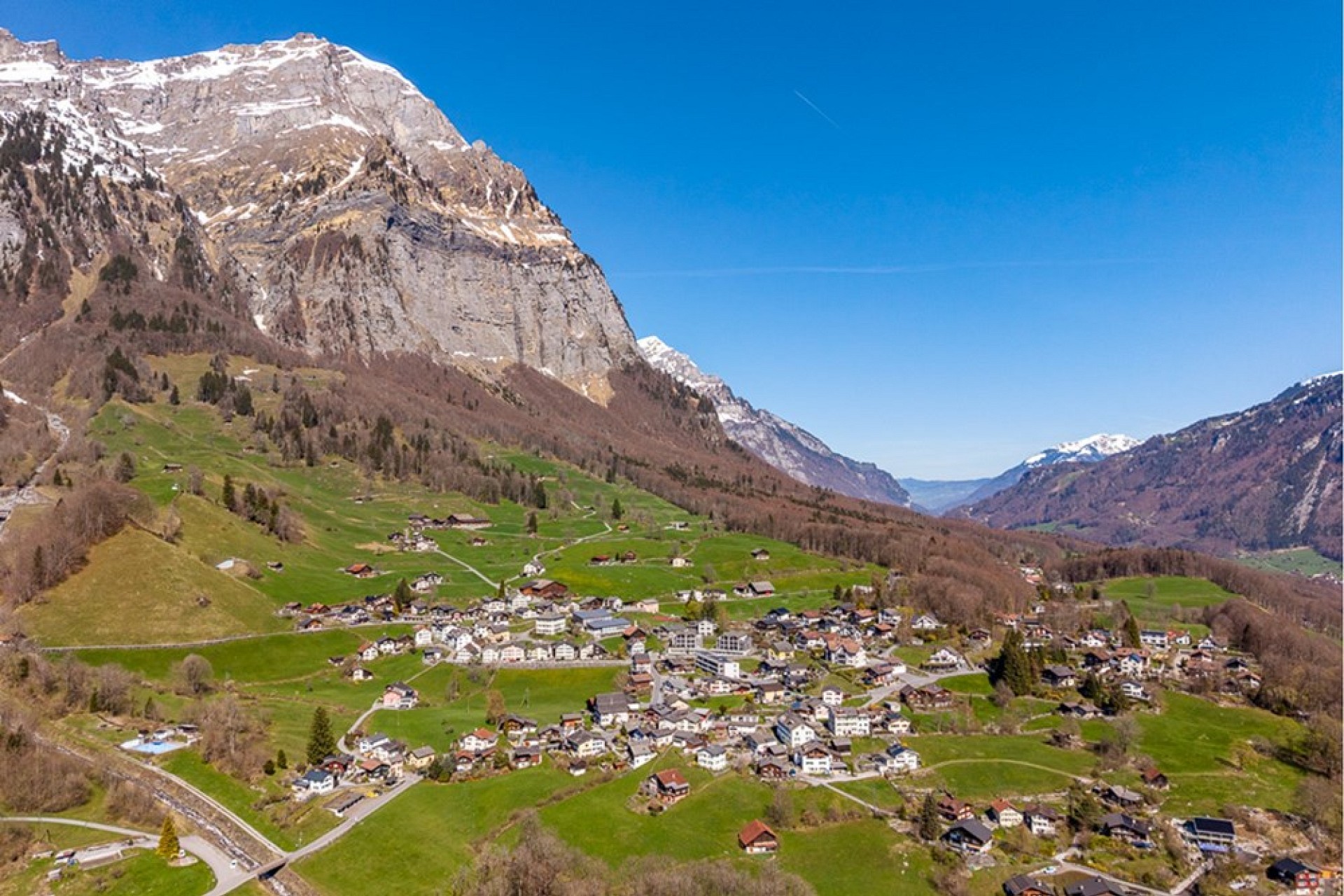 Alpenlandschaft mit Bergdorf