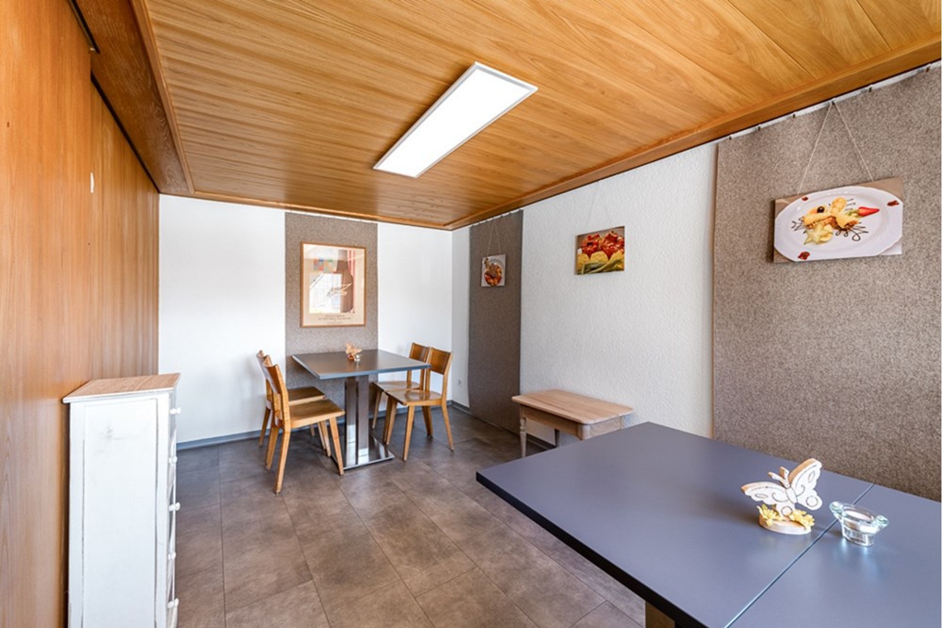 Esszimmer mit Holzdecke