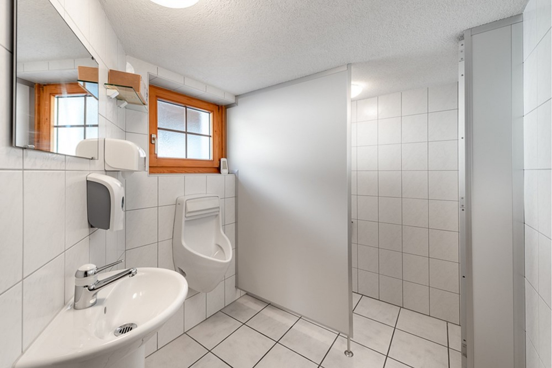 Helles Badezimmer mit Trennwänden und Fenster