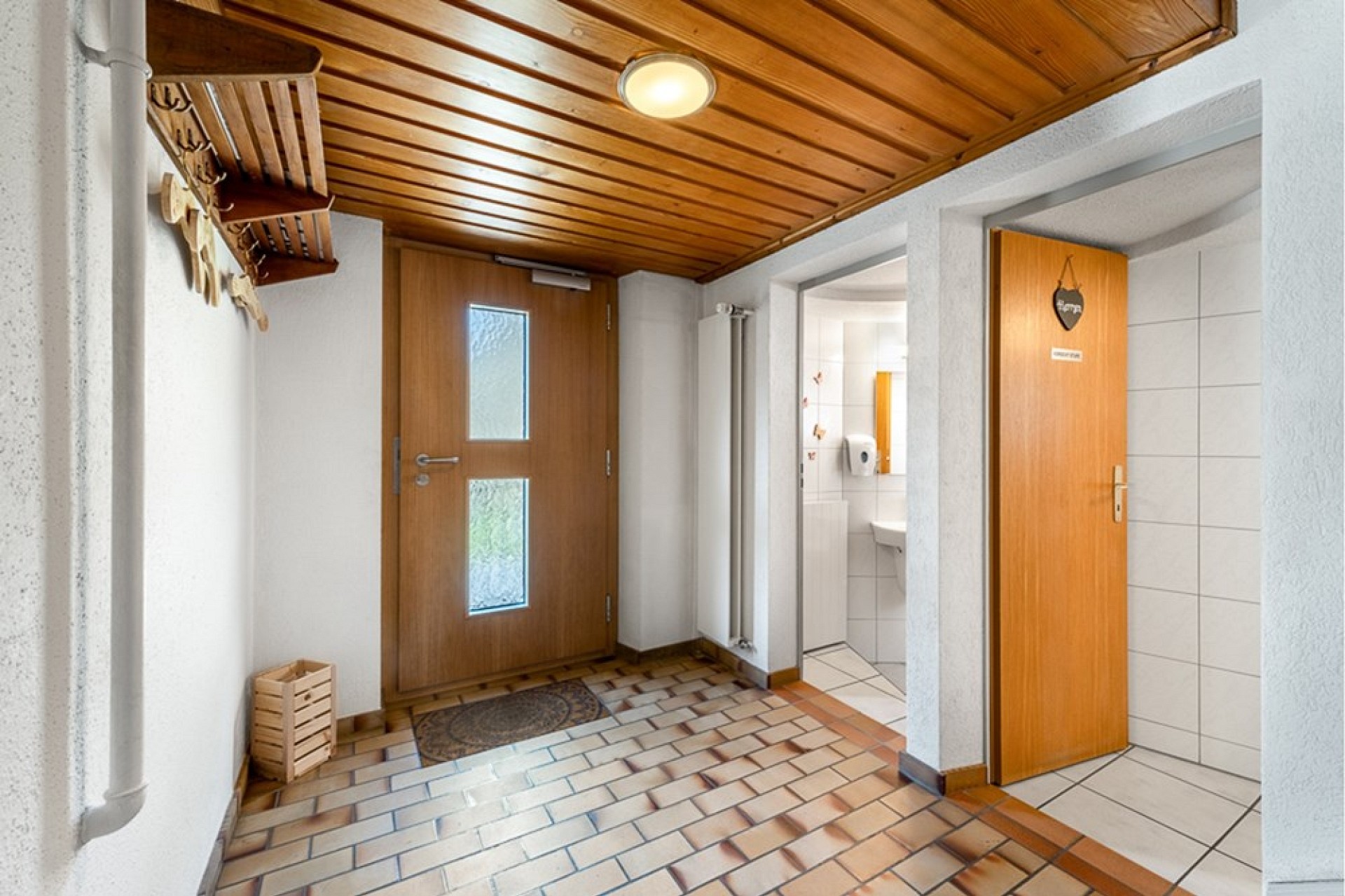 Eingangsbereich mit Holzdecke