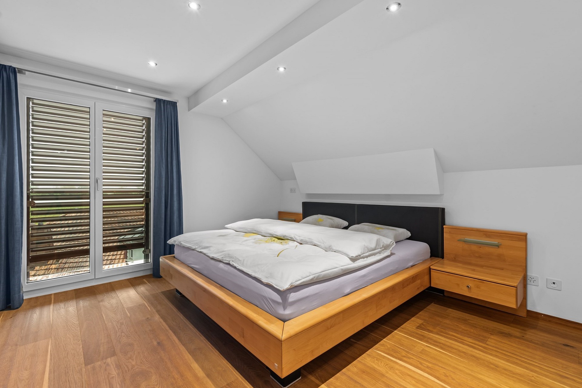 Modernes Schlafzimmer mit Dachschrägen
