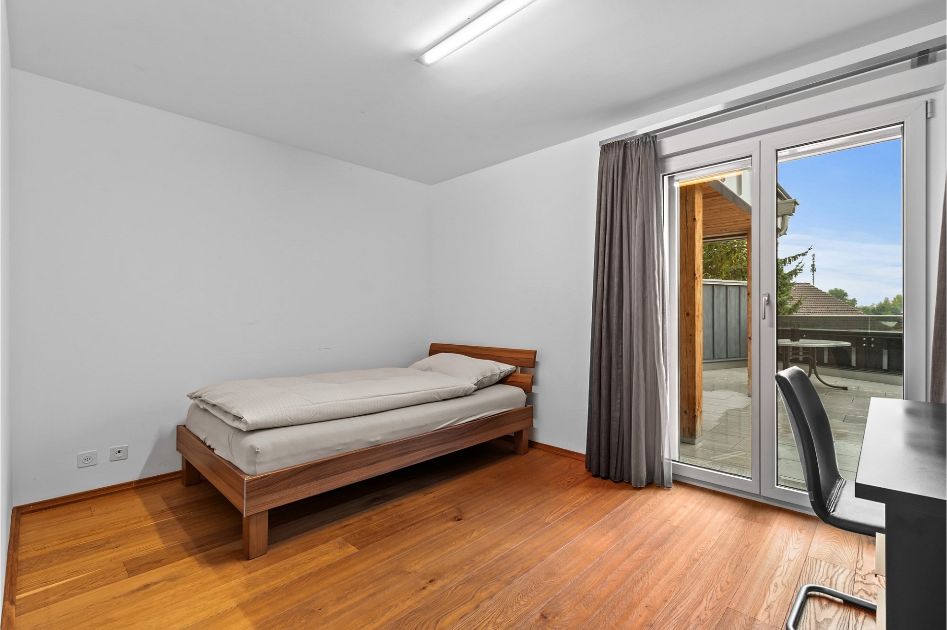 Schlichtes Schlafzimmer mit Zugang zur Terrasse