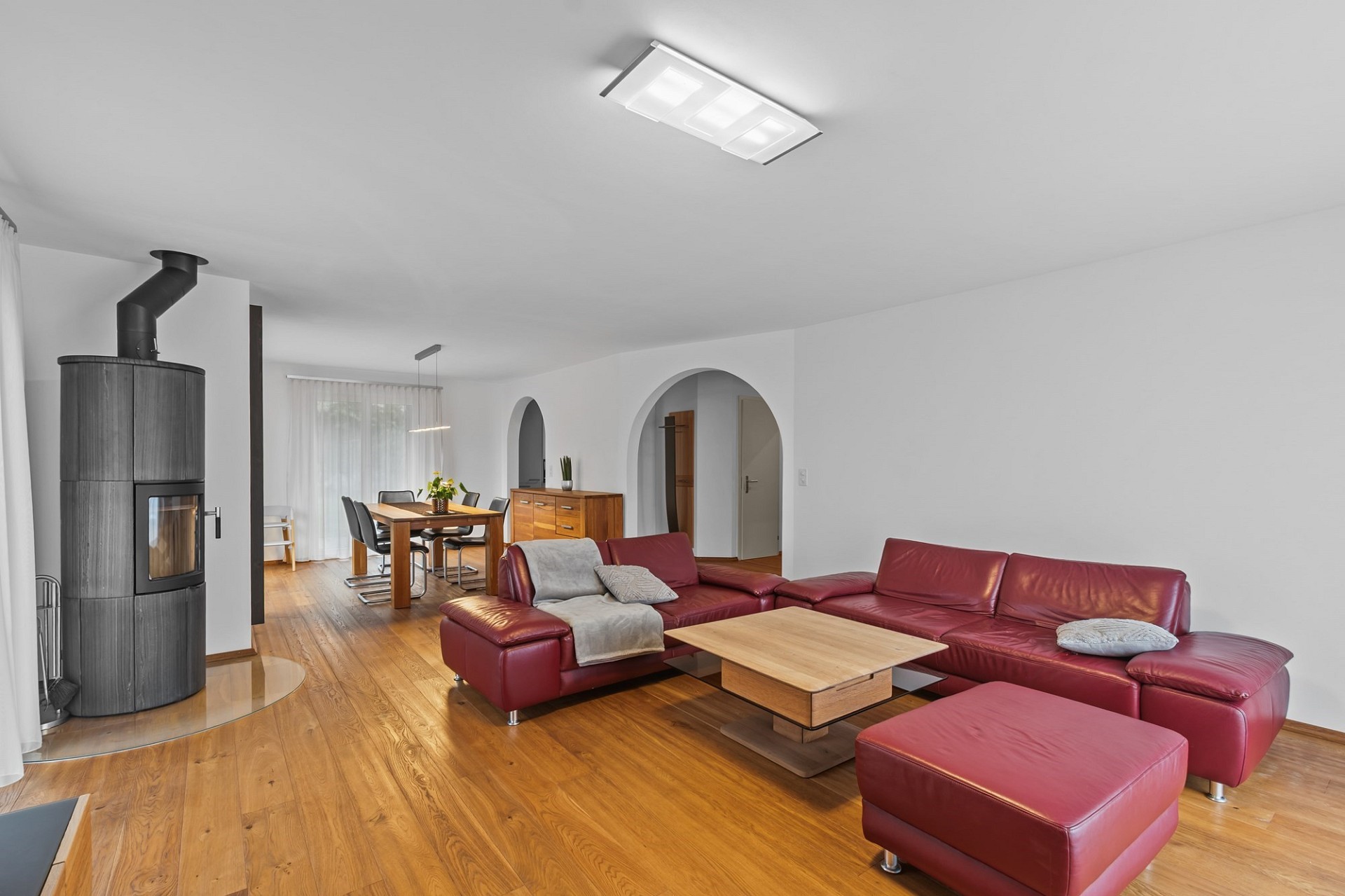 Wohnzimmer mit Essbereich und Kaminofen