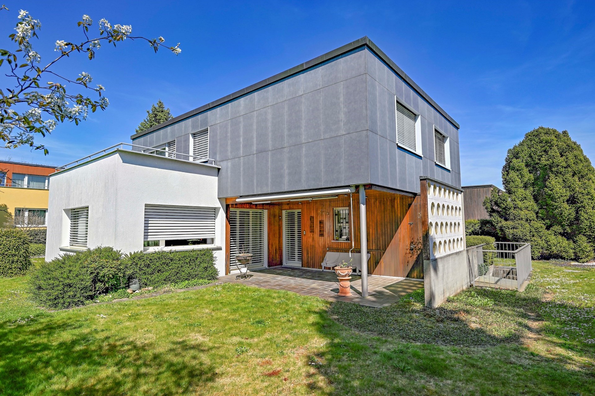 Modernes Einfamilienhaus mit Garten